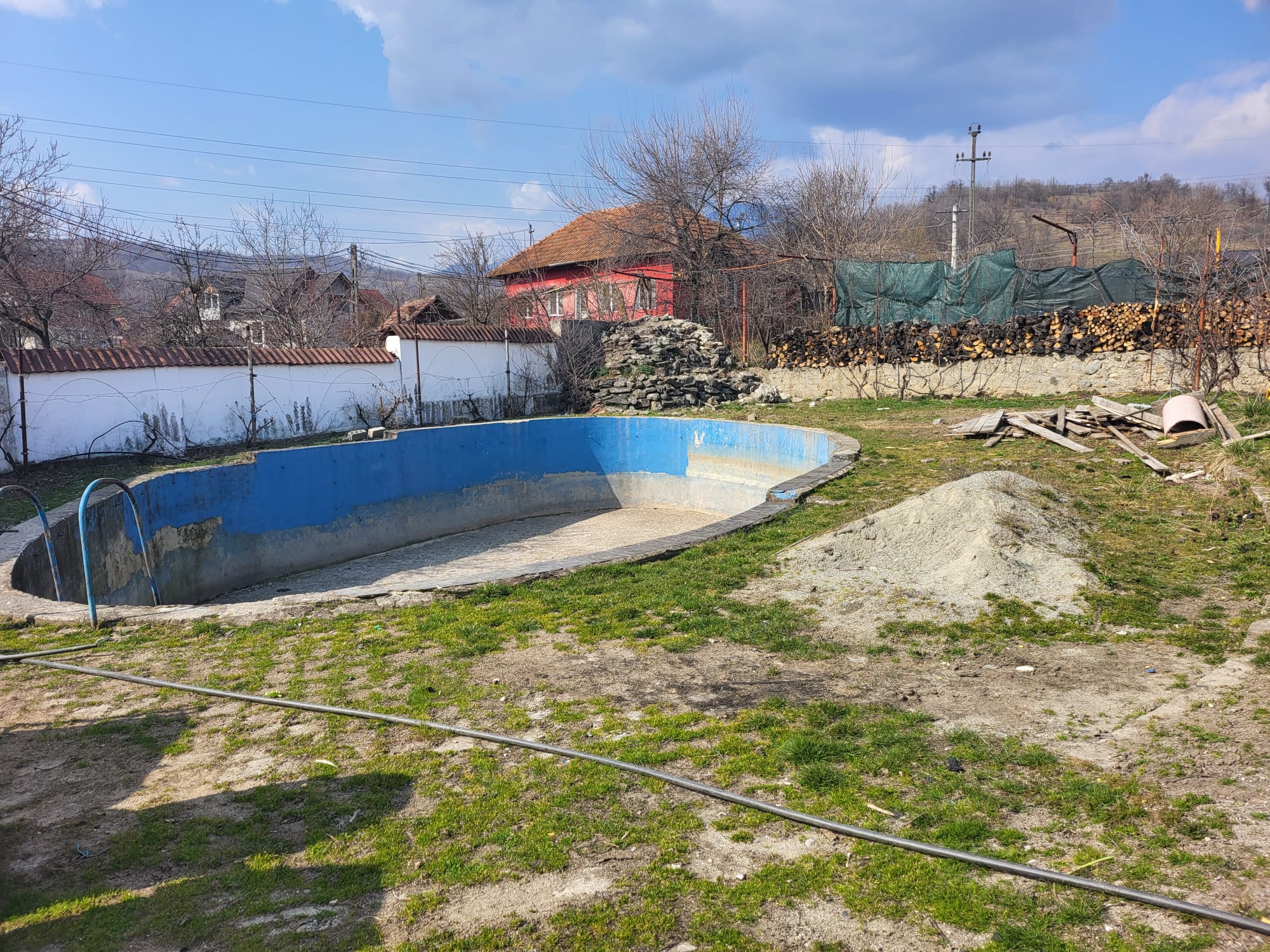 Ansamblu teren intravilan si constructie