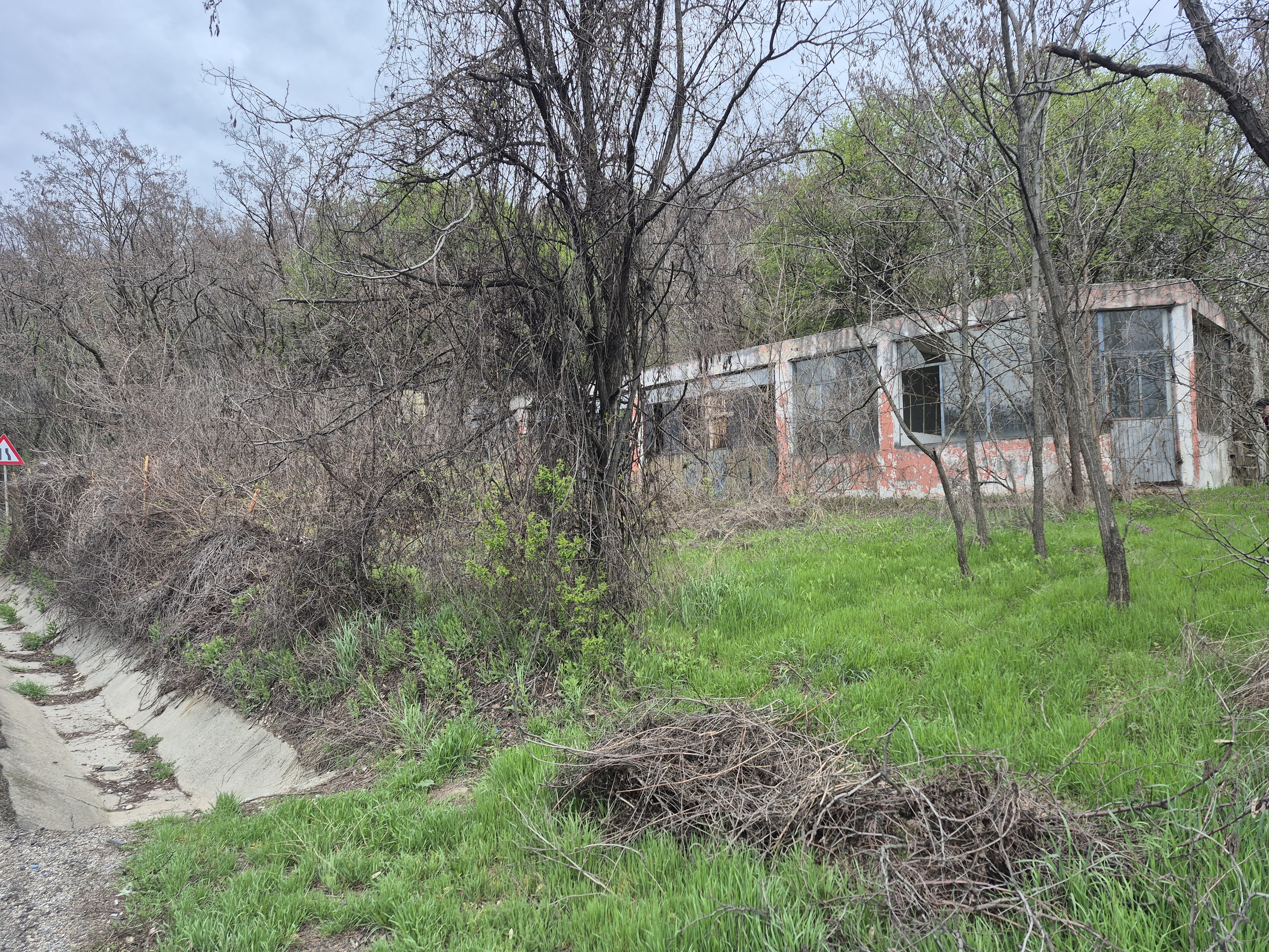 poza 1 cladire si teren