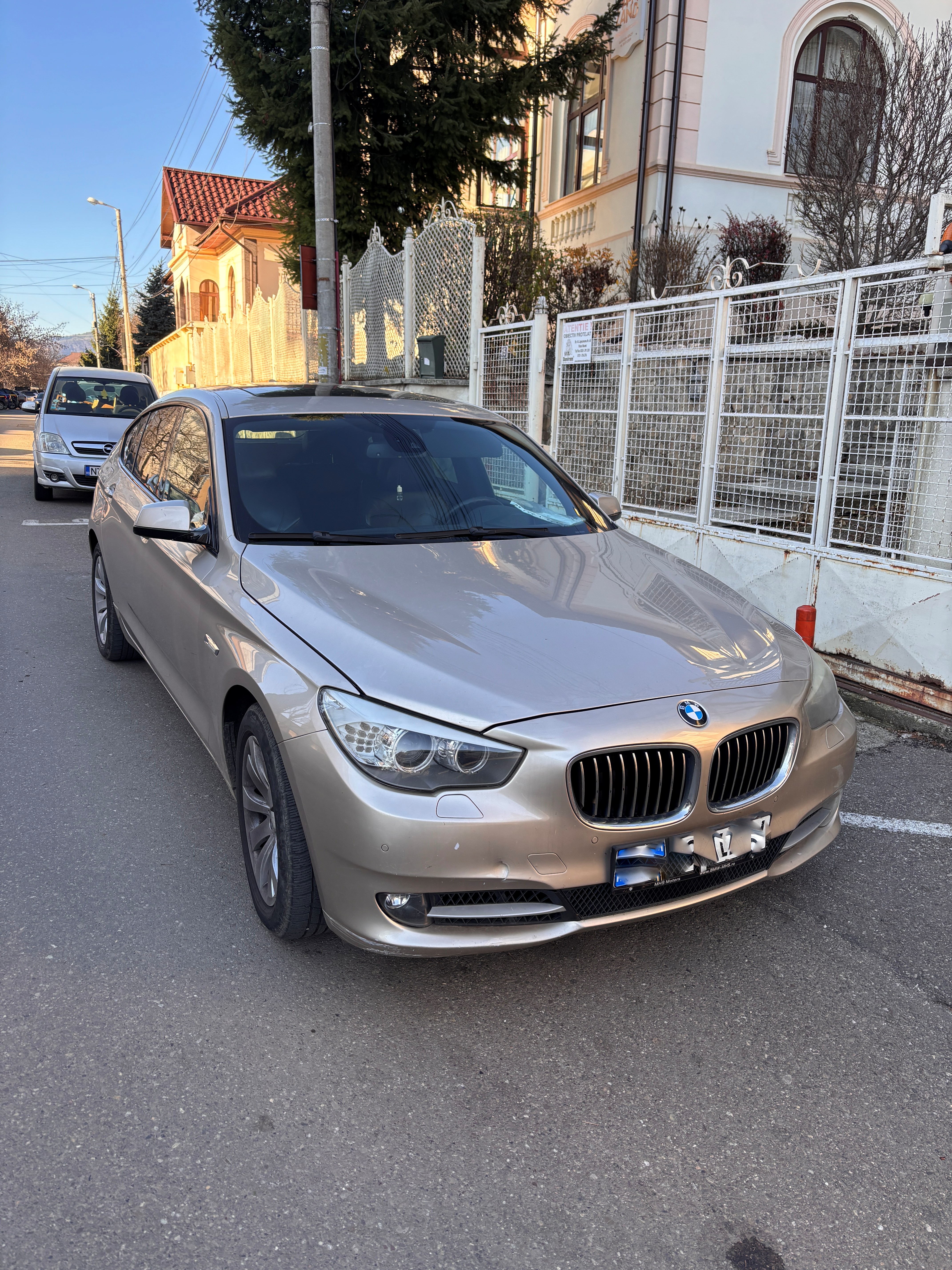 Autoturism marca BMW model Seria 5 GT culoare Gri metalizat