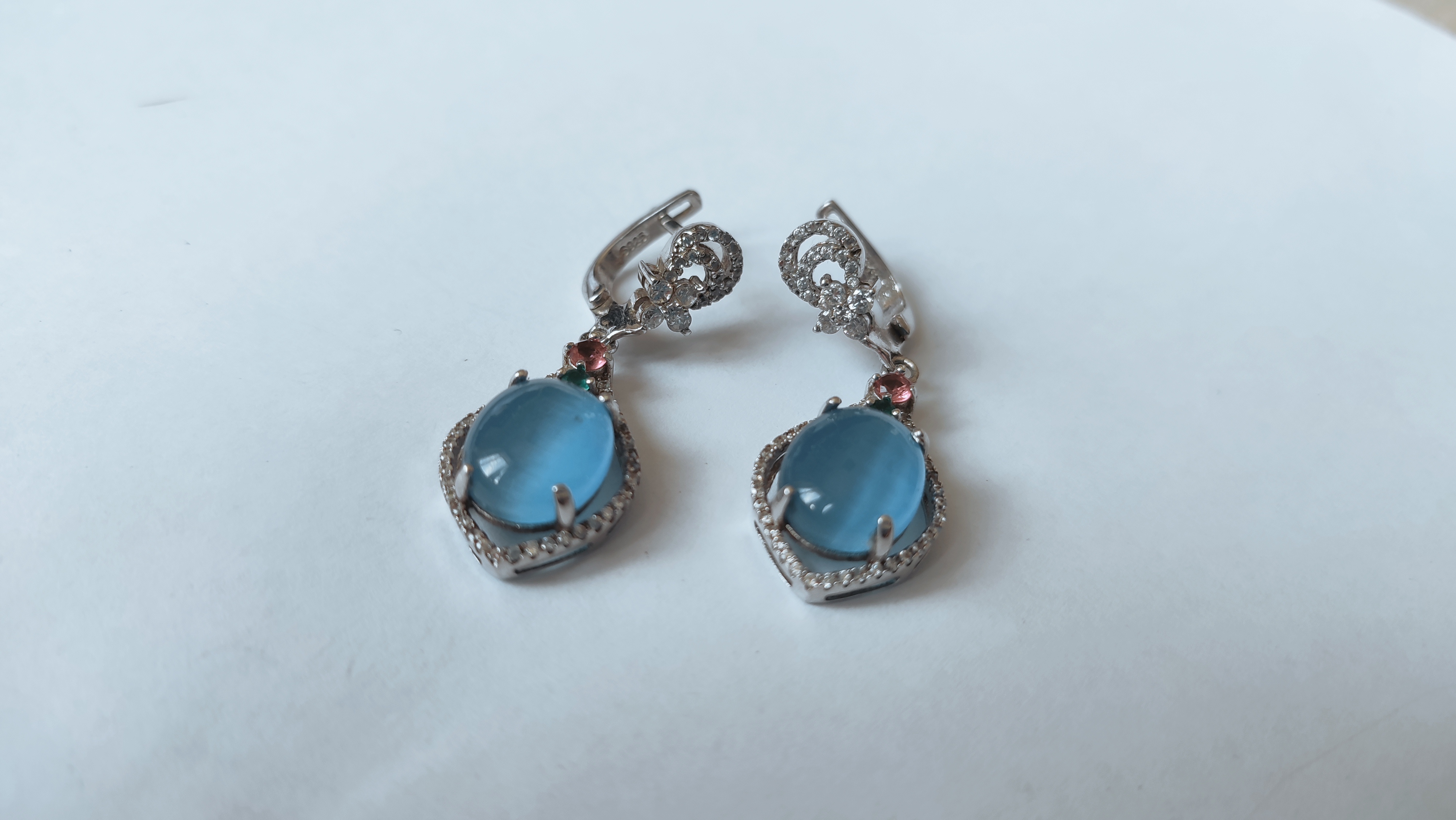 Bijuterii din argint de 925‰ - pret cuprins între 
23 lei/g - 25 lei/g - cantitate 273,74 g
Bijuterii din aur de 585‰, 750‰ - pret 430 lei/g - cantitate 5,71 g
1 inel aur 750‰ cu 4 diamante naturale cca. 0,04ct, 
8 rubine naturale, 10 safire naturale, greutate 6,56 g
1 inel argint 925‰, cu 2 safire naturale cca. 0,40 ct, greutate 9,86 gr.  Bunul este evaluat per piesă