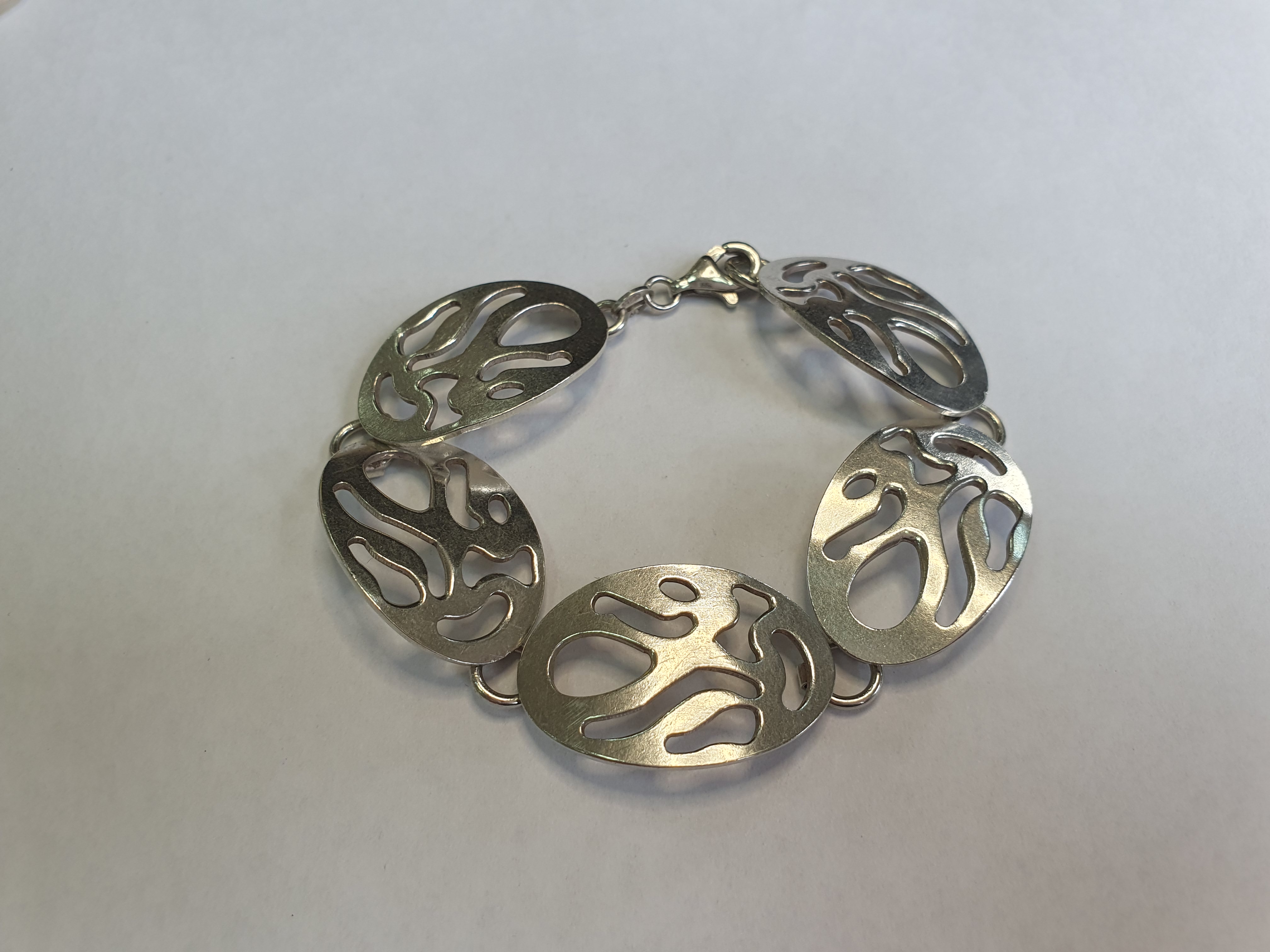 Bijuterii din argint de 925‰ - pret cuprins intre 23 lei/g - 25 lei/g - cantitate 144,46 g
Bijuterii din aur de 375‰, 585‰ , 750‰ - pret cuprins intre de 270 lei/g - 570 lei/g cantitate 16,61 g
1 inel aur 585‰ model tip logodna cu 2 diamante naturale cca. 0,08ct, greutate 1,92 gr. Bunul este evaluat per piesă.
1 bratara aur 750‰ cu 69 diamante naturale cca 3.45 ct, greutate 8,22 gr. Bunul este evaluat per piesă.