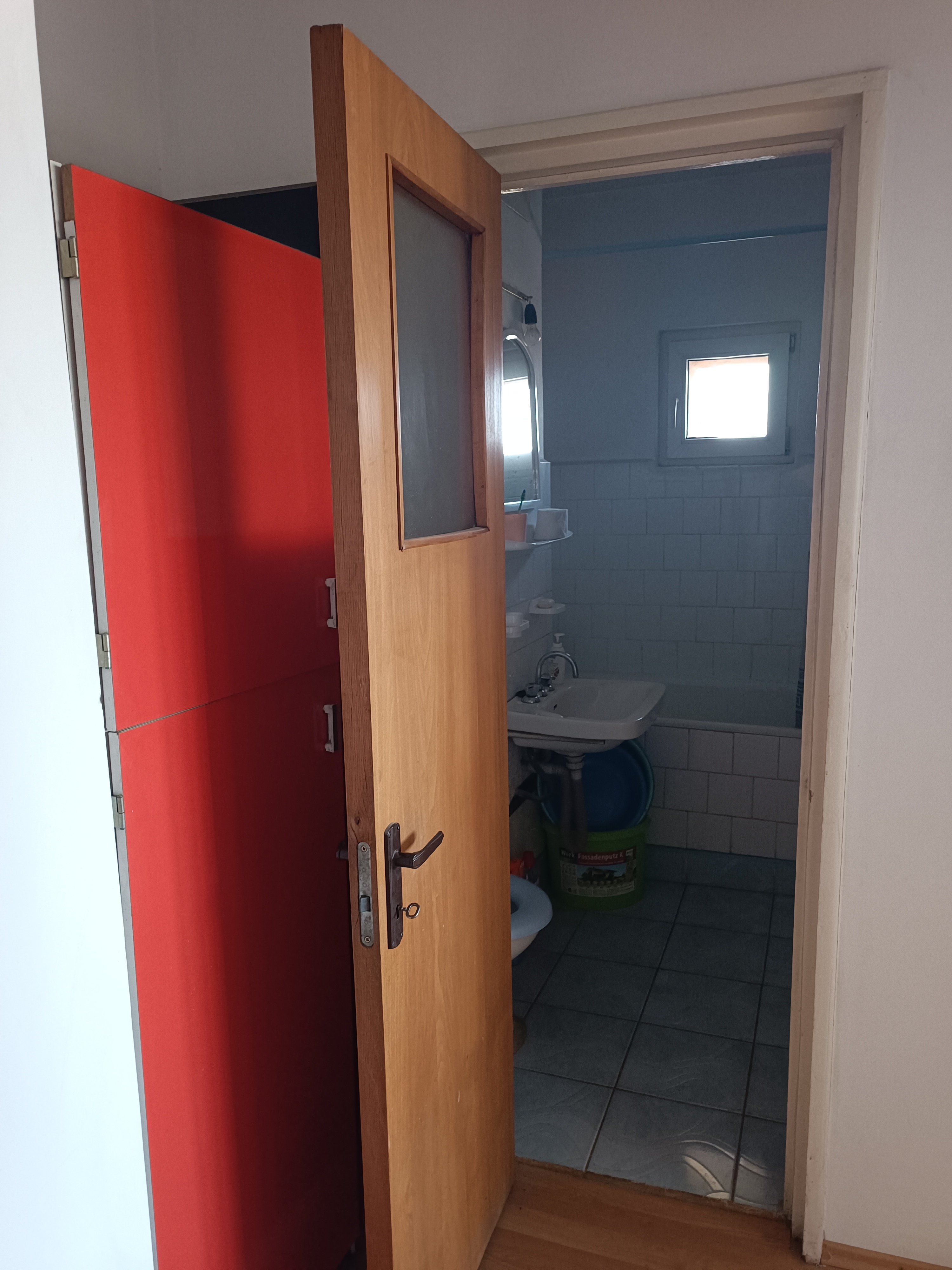 Apartament 3 camere, supraf.tot.=69,8 mp, supraf.utila=62,5, cu cota indiviza 0,28% din partile si dependintele comune ale imobilului, cota teren 9,95 mp. CF 226641-C1-U305