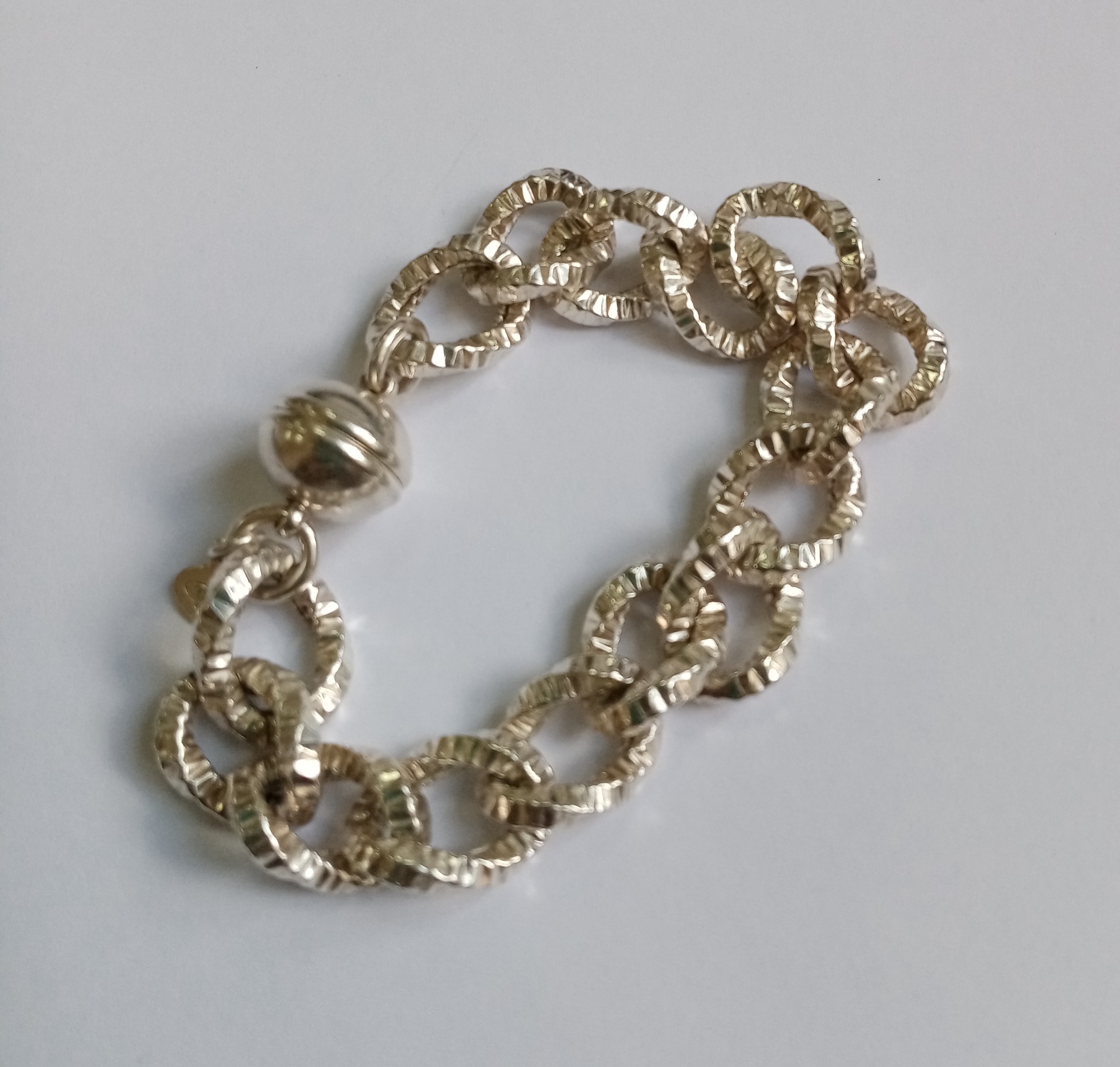 Bijuterii din argint de 925‰ - pret cuprins între
15 lei/g - 25 lei/g - cantitate 186,68 g
Bijuterii din aur de 585‰, 750‰ - pret între 390 lei/g - 550 lei/g - cantitate 34,20 g
1 inel aur 585‰ cu o piatra albastra, cabuchon
anturata de 12 diamante naturale, montate în argint, cca. 0,6ct, greutate neta 5,93 gr. Bunul este evaluat per piesă.
1 pandantiv din aur 750‰, model cruce cu 75 diamante naturale, greutate neta 5,80 gr. Bunul este evaluat per piesă.