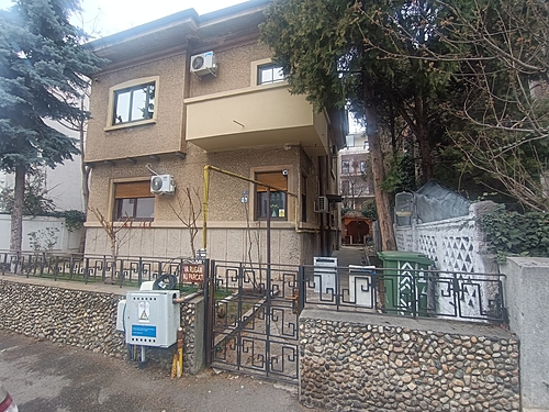 Cota 3/4 din teren in suprafata de 75 mp, cu suprafata de  de 56,25 mp neconstruiti. Bunul provine din succesiune vacanta si se valorifica in situatia in care se afla. Coproprietarii au decazut din dreptul de preemtiune.