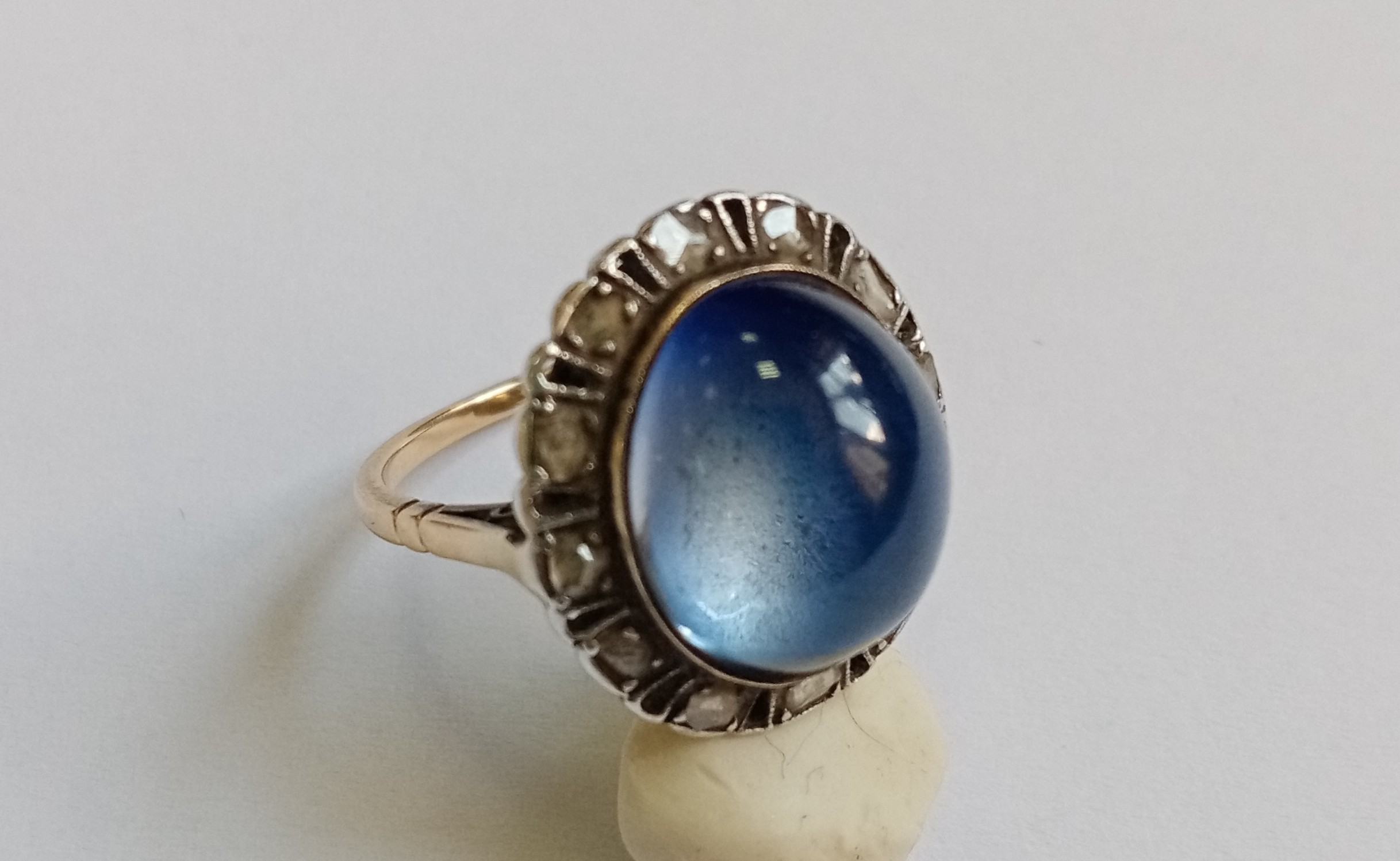 Bijuterii din argint de 925‰ - pret cuprins între
15 lei/g - 25 lei/g - cantitate 186,68 g
Bijuterii din aur de 585‰, 750‰ - pret între 390 lei/g - 550 lei/g - cantitate 34,20 g
1 inel aur 585‰ cu o piatra albastra, cabuchon
anturata de 12 diamante naturale, montate în argint, cca. 0,6ct, greutate neta 5,93 gr. Bunul este evaluat per piesă.
1 pandantiv din aur 750‰, model cruce cu 75 diamante naturale, greutate neta 5,80 gr. Bunul este evaluat per piesă.