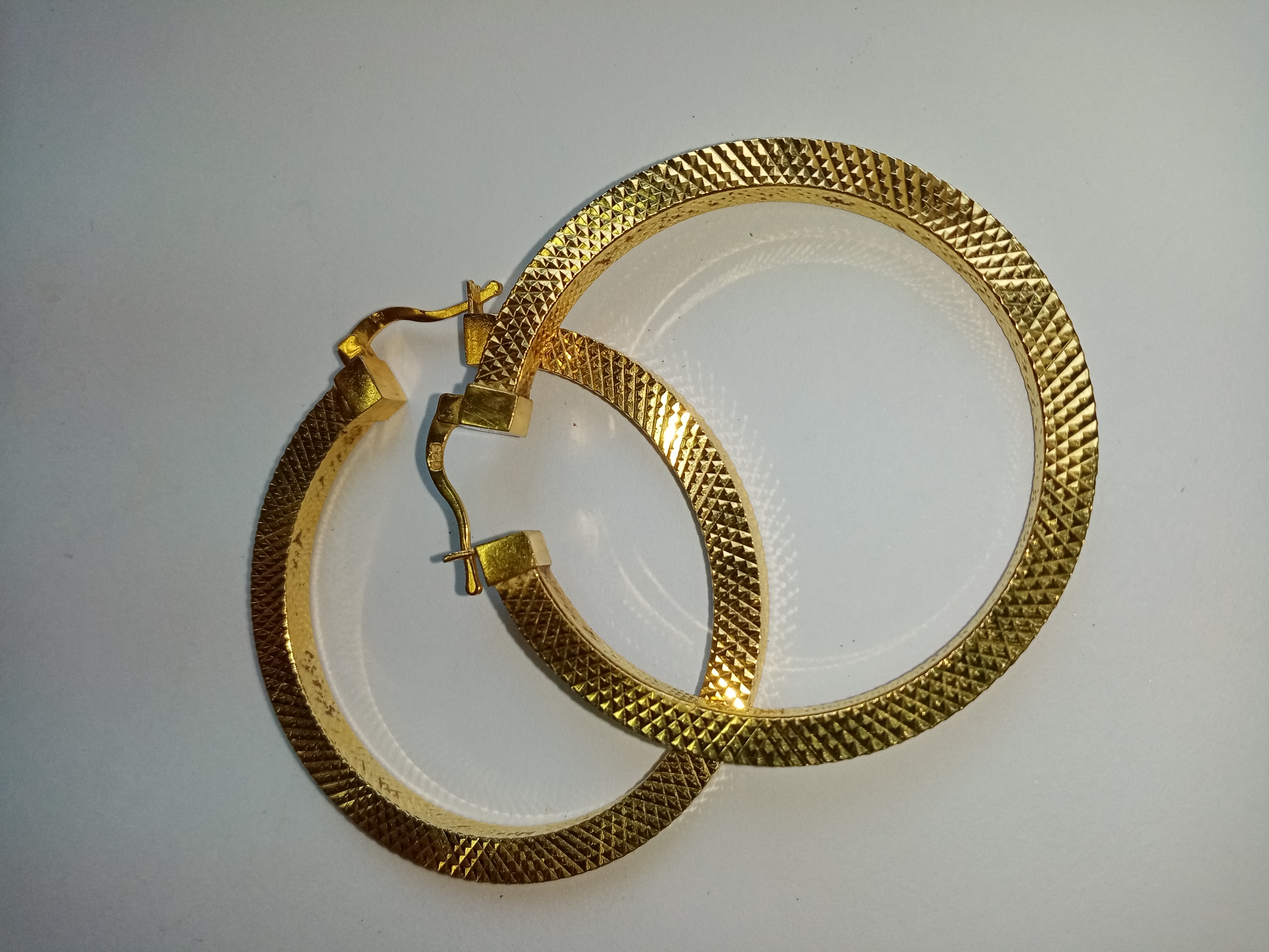 Bijuterii din argint de 925‰ - pret cuprins între
15 lei/g - 25 lei/g - cantitate 186,68 g
Bijuterii din aur de 585‰, 750‰ - pret între 390 lei/g - 550 lei/g - cantitate 34,20 g
1 inel aur 585‰ cu o piatra albastra, cabuchon
anturata de 12 diamante naturale, montate în argint, cca. 0,6ct, greutate neta 5,93 gr. Bunul este evaluat per piesă.
1 pandantiv din aur 750‰, model cruce cu 75 diamante naturale, greutate neta 5,80 gr. Bunul este evaluat per piesă.