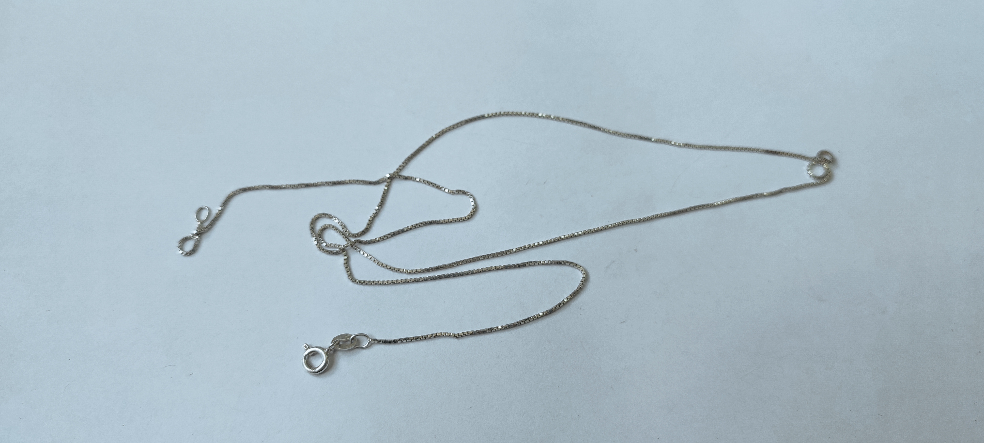 Bijuterii din argint de 925‰ - pret cuprins între 
23 lei/g - 25 lei/g - cantitate 273,74 g
Bijuterii din aur de 585‰, 750‰ - pret 430 lei/g - cantitate 5,71 g
1 inel aur 750‰ cu 4 diamante naturale cca. 0,04ct, 
8 rubine naturale, 10 safire naturale, greutate 6,56 g
1 inel argint 925‰, cu 2 safire naturale cca. 0,40 ct, greutate 9,86 gr.  Bunul este evaluat per piesă