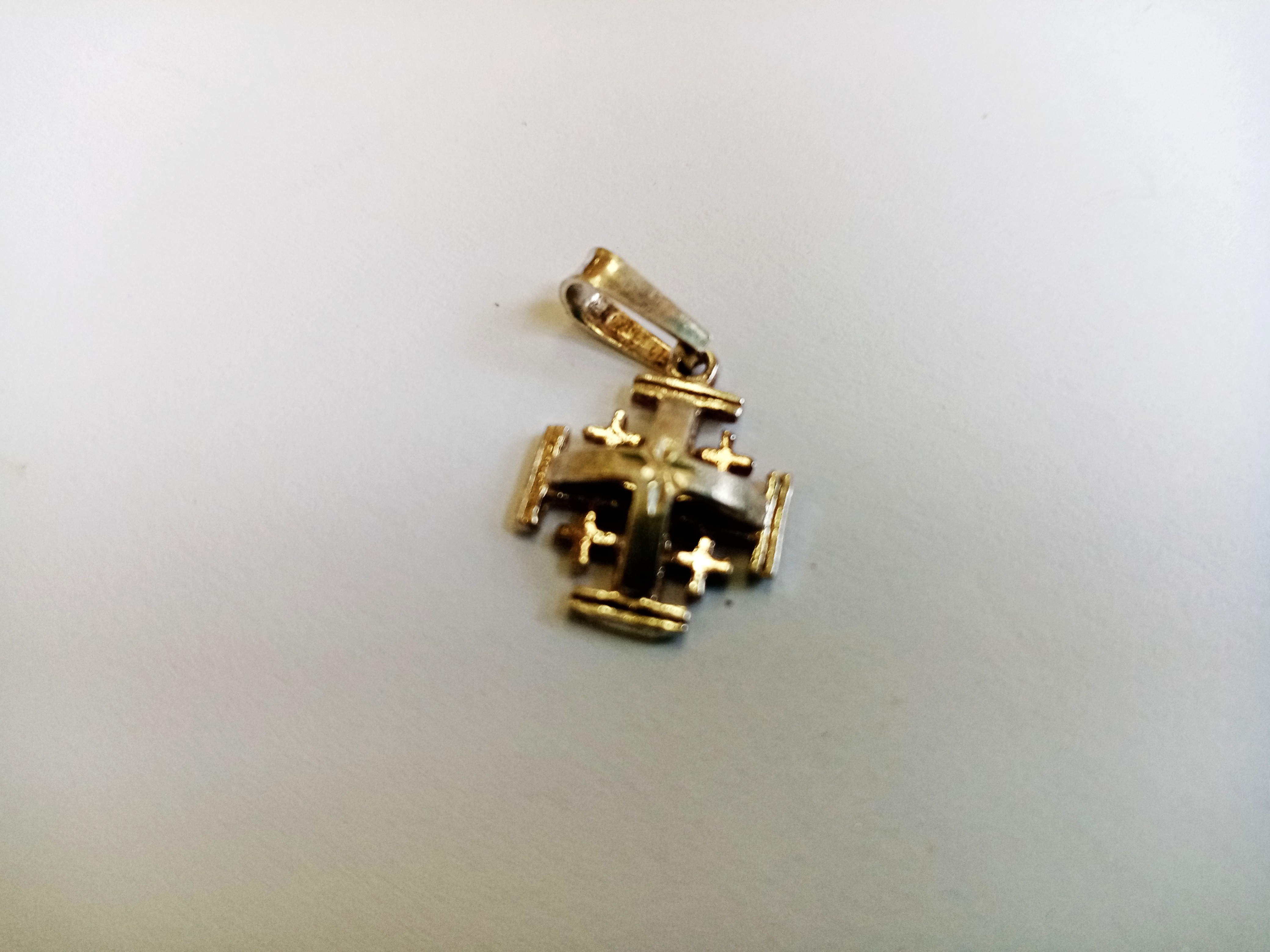 Bijuterii din argint de 925‰ - pret cuprins între
15 lei/g - 25 lei/g - cantitate 186,68 g
Bijuterii din aur de 585‰, 750‰ - pret între 390 lei/g - 550 lei/g - cantitate 34,20 g
1 inel aur 585‰ cu o piatra albastra, cabuchon
anturata de 12 diamante naturale, montate în argint, cca. 0,6ct, greutate neta 5,93 gr. Bunul este evaluat per piesă.
1 pandantiv din aur 750‰, model cruce cu 75 diamante naturale, greutate neta 5,80 gr. Bunul este evaluat per piesă.