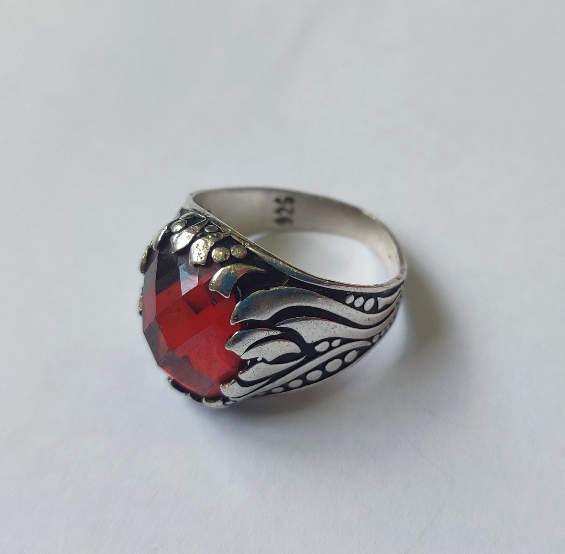 Bijuterii din argint de 925‰ - pret cuprins între 
23 lei/g - 25 lei/g - cantitate 273,74 g
Bijuterii din aur de 585‰, 750‰ - pret 430 lei/g - cantitate 5,71 g
1 inel aur 750‰ cu 4 diamante naturale cca. 0,04ct, 
8 rubine naturale, 10 safire naturale, greutate 6,56 g
1 inel argint 925‰, cu 2 safire naturale cca. 0,40 ct, greutate 9,86 gr.  Bunul este evaluat per piesă