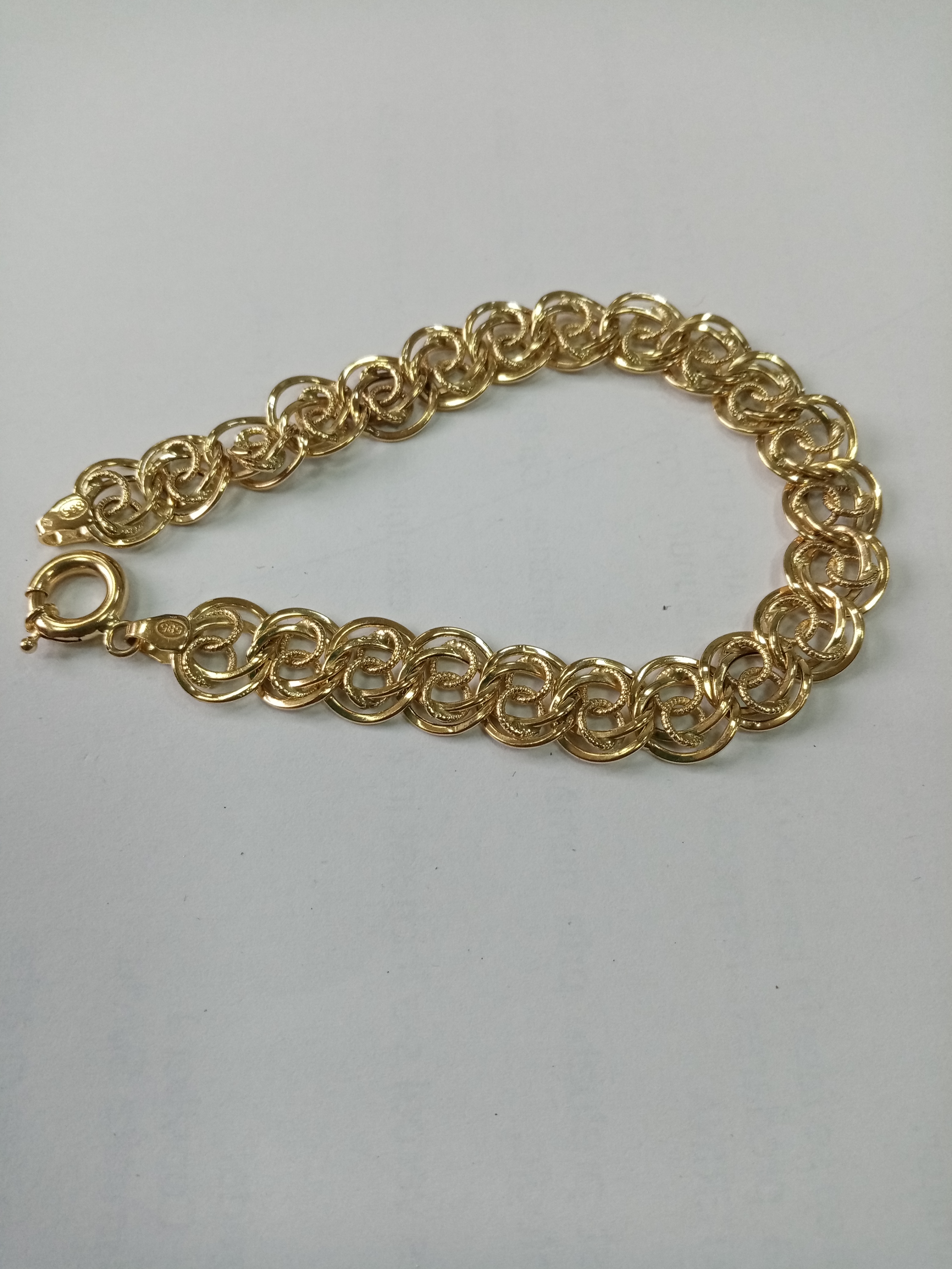 Bijuterii din argint de 925‰ - pret cuprins între 
16 lei/g - 23 lei/g - cantitate 238,76 g, 390 lei/g 530 lei/g - cantitate 23 g, Bijuterii din aur de 333‰, 375‰, 585‰, 750‰ - pret între 180 lei/g - 550 lei/g - cantitate 37,72 g
1 inel aur 750‰ model fantezie cu 2 diamante cca. 0,02ct, 1 safir naturale cca 1.48 ct, greutate brută 
2,56 g. Bunul este evaluat per piesă.
1 inel argint 925‰, cu 8 diamante naturale cca. 0,08 ct, greutate brută 5,85 gr.  Bunul este evaluat per piesă.