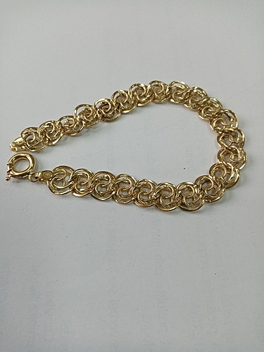 Bijuterii din argint de 925‰ - pret cuprins între 
16 lei/g - 23 lei/g - cantitate 238,76 g, 390 lei/g 530 lei/g - cantitate 23 g, Bijuterii din aur de 333‰, 375‰, 585‰, 750‰ - pret între 180 lei/g - 550 lei/g - cantitate 37,72 g
1 inel aur 750‰ model fantezie cu 2 diamante cca. 0,02ct, 1 safir naturale cca 1.48 ct, greutate brută 
2,56 g. Bunul este evaluat per piesă.
1 inel argint 925‰, cu 8 diamante naturale cca. 0,08 ct, greutate brută 5,85 gr.  Bunul este evaluat per piesă.