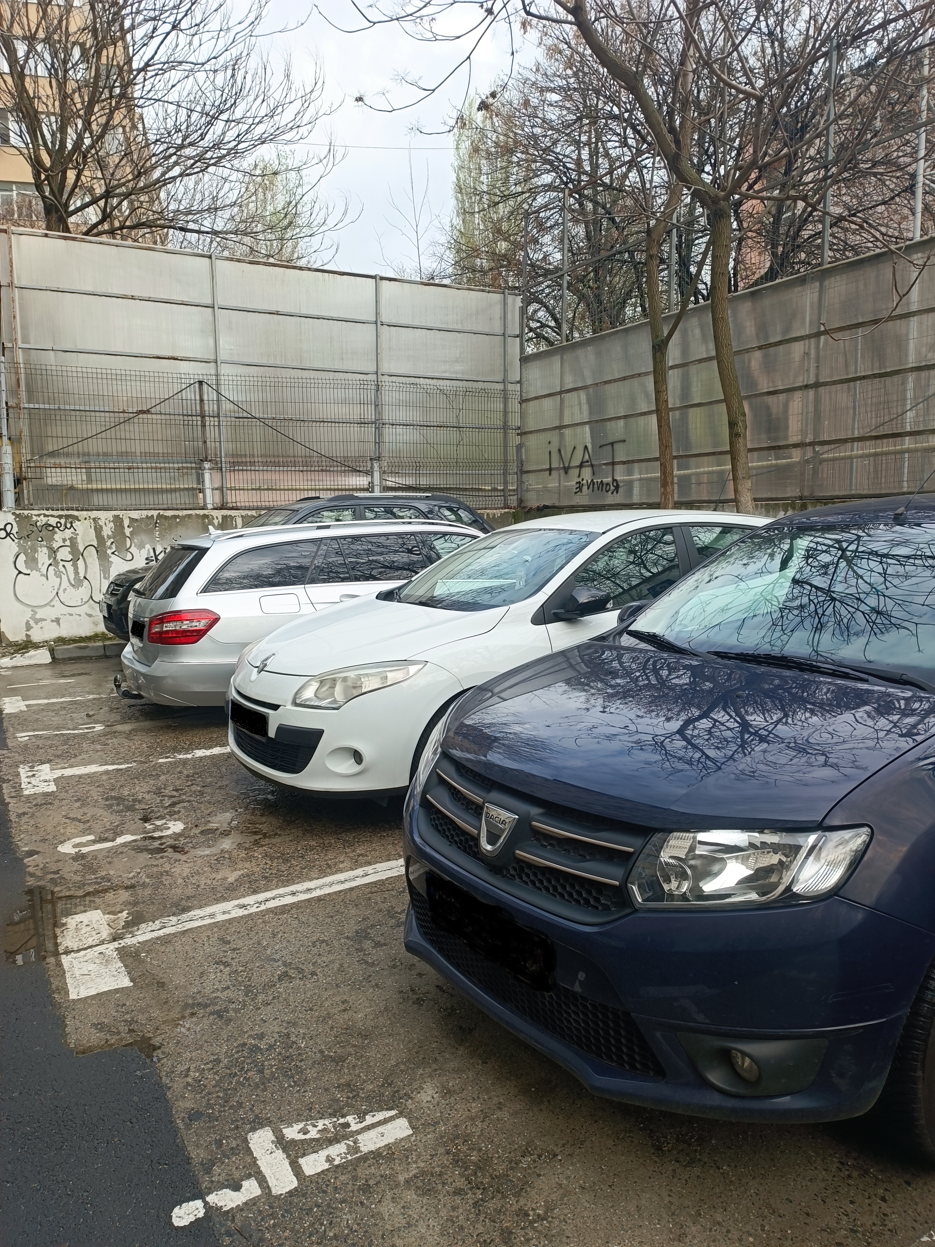 Imobil compus din teren in suprafata de 136 mp, inscris in CF nr.286240, nr.cadastral 286240, deschidere 13,20 ml, utilizare actuala parcare de resedinta infiintata de Primaria Sector 1.