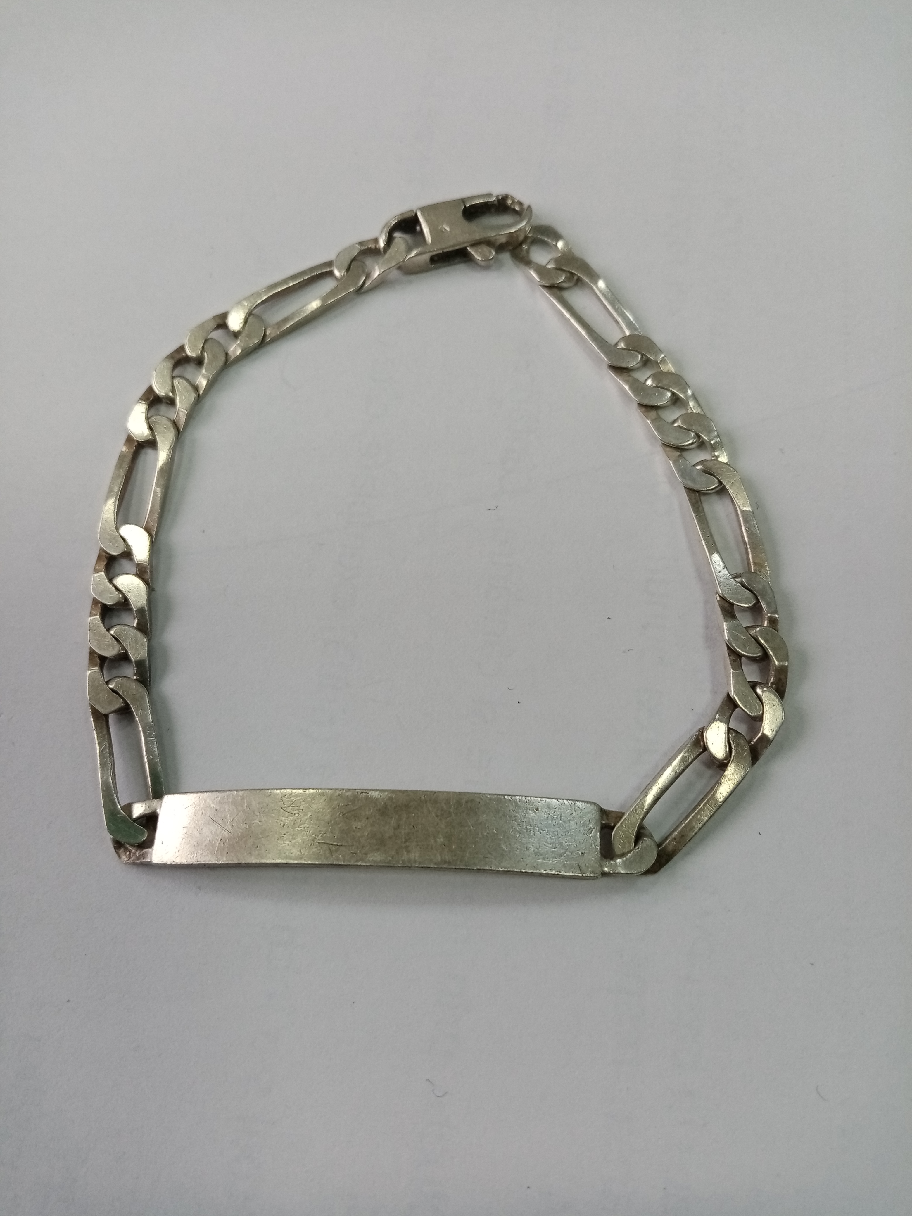 Bijuterii din argint de 925‰ - pret cuprins între 
16 lei/g - 23 lei/g - cantitate 238,76 g, 390 lei/g 530 lei/g - cantitate 23 g, Bijuterii din aur de 333‰, 375‰, 585‰, 750‰ - pret între 180 lei/g - 550 lei/g - cantitate 37,72 g
1 inel aur 750‰ model fantezie cu 2 diamante cca. 0,02ct, 1 safir naturale cca 1.48 ct, greutate brută 
2,56 g. Bunul este evaluat per piesă.
1 inel argint 925‰, cu 8 diamante naturale cca. 0,08 ct, greutate brută 5,85 gr.  Bunul este evaluat per piesă.