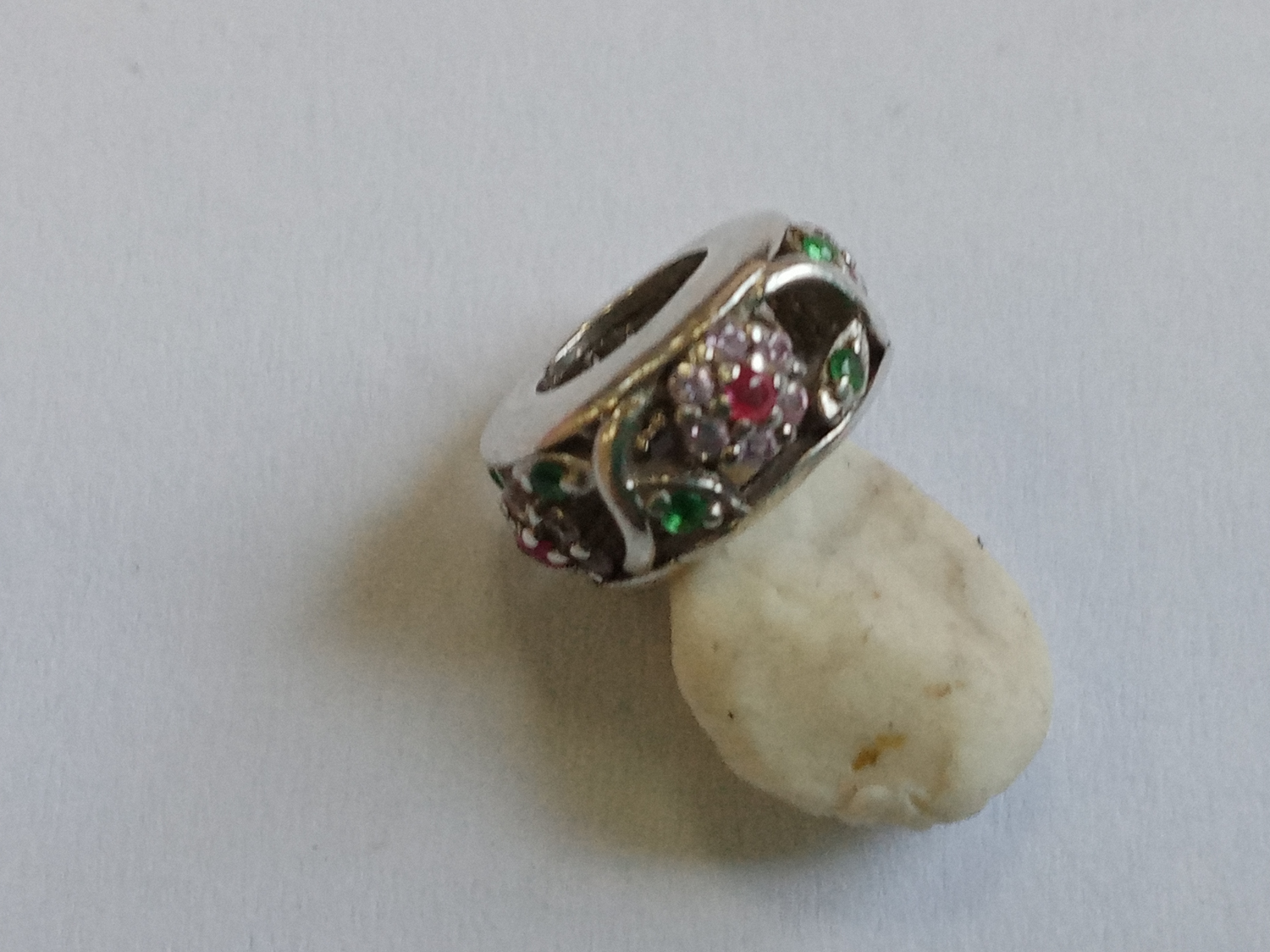 Bijuterii din argint de 925‰, - pret cuprins între 15 lei/g - 25 lei/g - cantitate 70,18 g
Bijuterii din aur de 585 ‰, 750‰ - pret cuprins între 400 lei/g - 550 lei/g - cantitate 21,66 g
1 inel metal comun si argint 750‰, cca 1,90 gr, platou oval formă cosulet, greutate bruta 5,60 gr. Bunul este evaluat per piesă