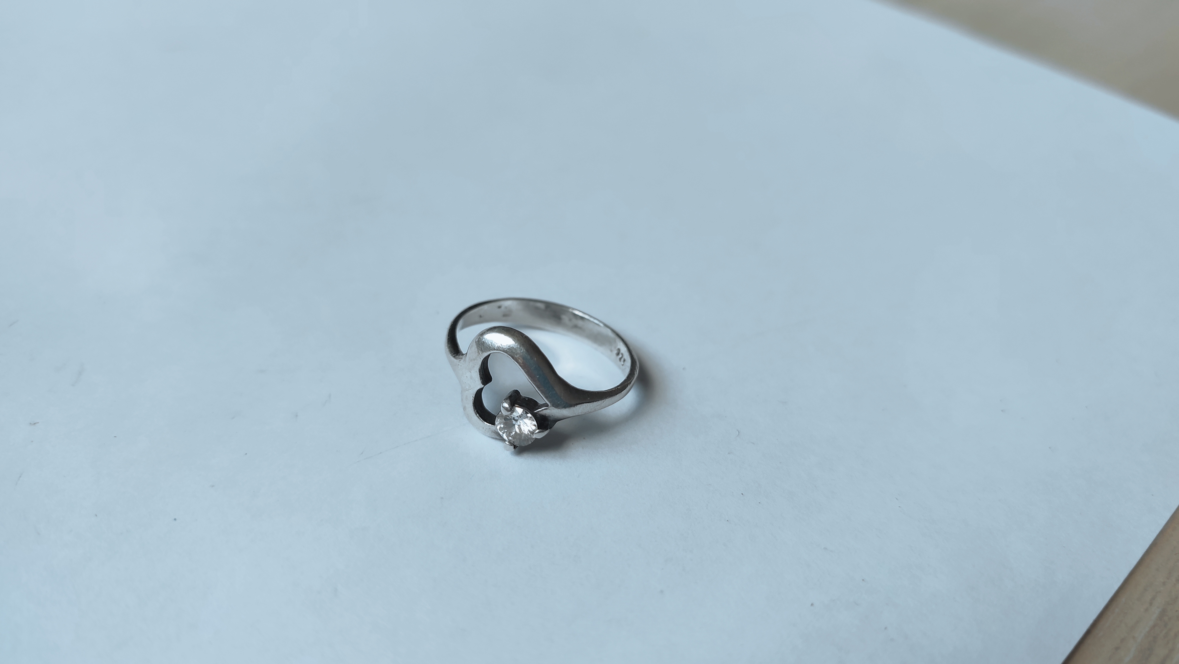 Bijuterii din argint de 925‰ - pret cuprins între 
23 lei/g - 25 lei/g - cantitate 273,74 g
Bijuterii din aur de 585‰, 750‰ - pret 430 lei/g - cantitate 5,71 g
1 inel aur 750‰ cu 4 diamante naturale cca. 0,04ct, 
8 rubine naturale, 10 safire naturale, greutate 6,56 g
1 inel argint 925‰, cu 2 safire naturale cca. 0,40 ct, greutate 9,86 gr.  Bunul este evaluat per piesă