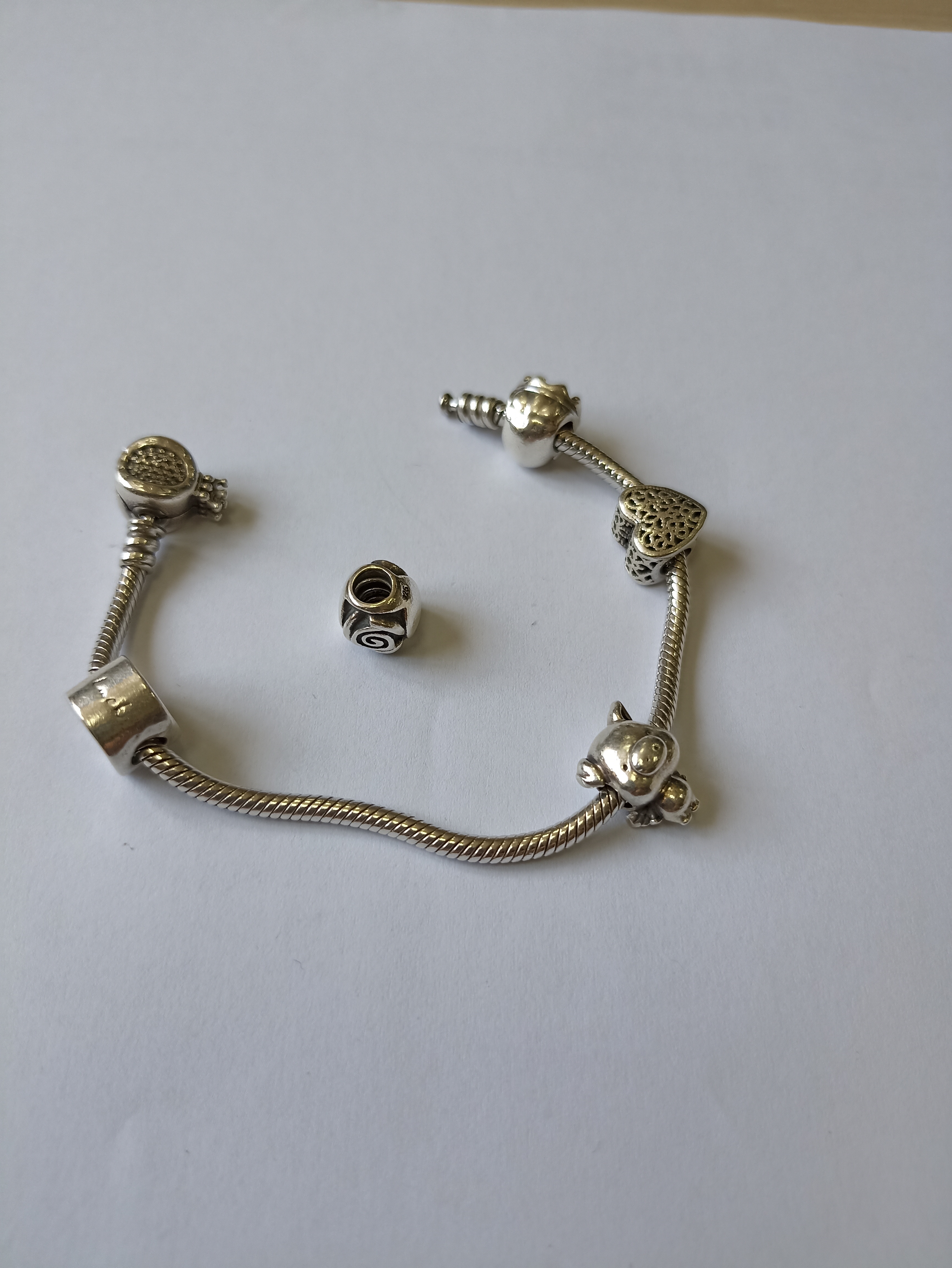 Bijuterii din argint de 925‰, - pret cuprins între
23 lei/g - 25 lei/g - cantitate 126,22 g
Bijuterii din aur de 585‰, 750‰, 916‰ - pret
cuprins între 430 lei/g - 600 lei/g, cantitate 39,48 g