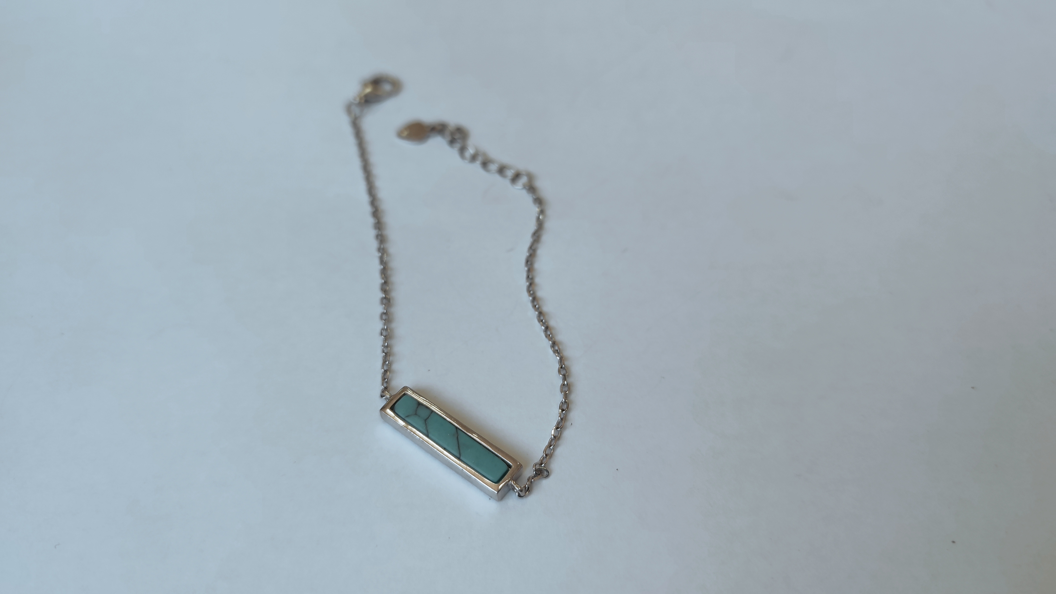 Bijuterii din argint de 925‰ - pret cuprins între 
23 lei/g - 25 lei/g - cantitate 273,74 g
Bijuterii din aur de 585‰, 750‰ - pret 430 lei/g - cantitate 5,71 g
1 inel aur 750‰ cu 4 diamante naturale cca. 0,04ct, 
8 rubine naturale, 10 safire naturale, greutate 6,56 g
1 inel argint 925‰, cu 2 safire naturale cca. 0,40 ct, greutate 9,86 gr.  Bunul este evaluat per piesă