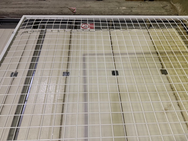 Rafturi  metalice pentru expunerea produselor la vanzare.