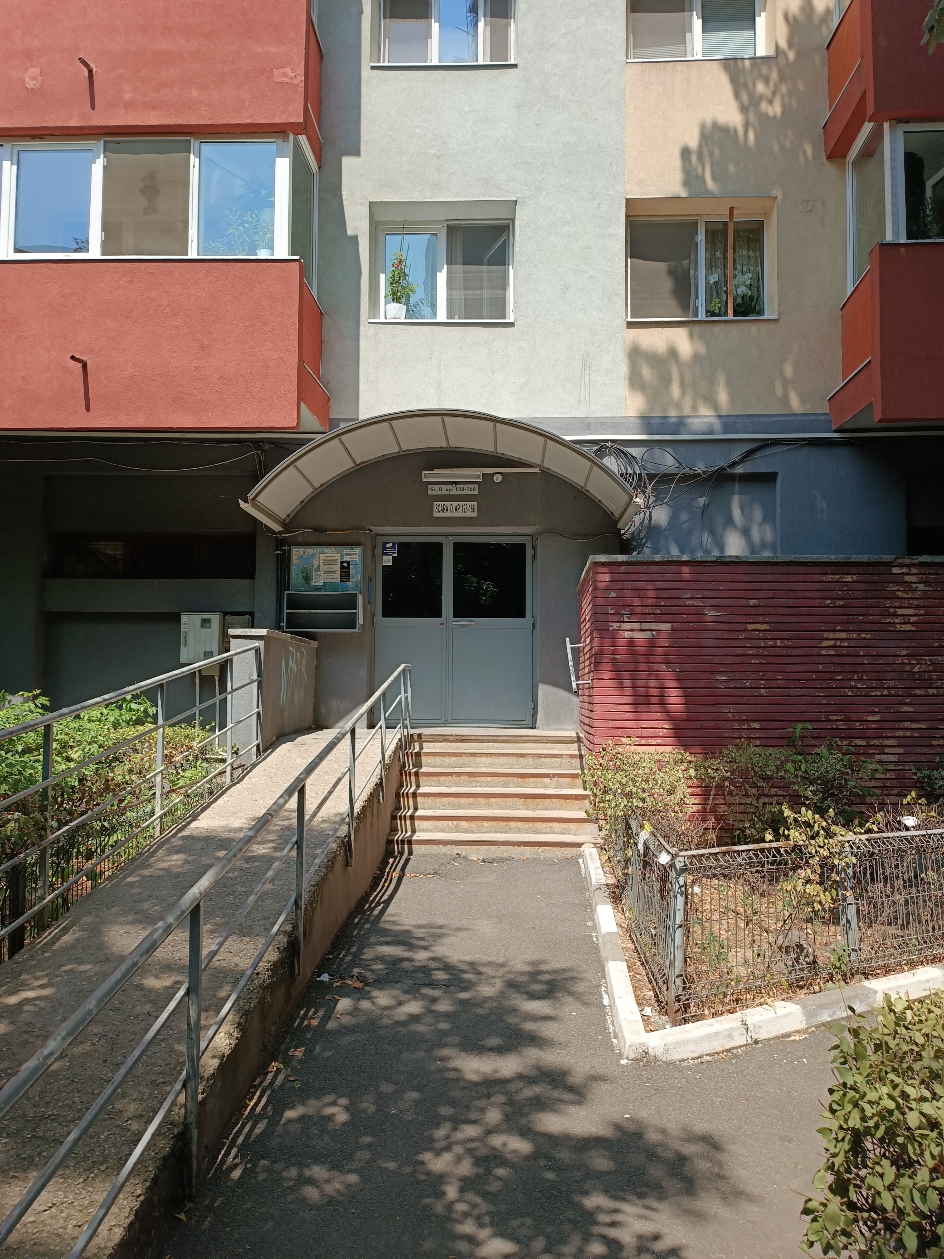 Apartament 3 camere, supraf.tot.=69,8 mp, supraf.utila=62,5, cu cota indiviza 0,28% din partile si dependintele comune ale imobilului, cota teren 9,95 mp. CF 226641-C1-U305