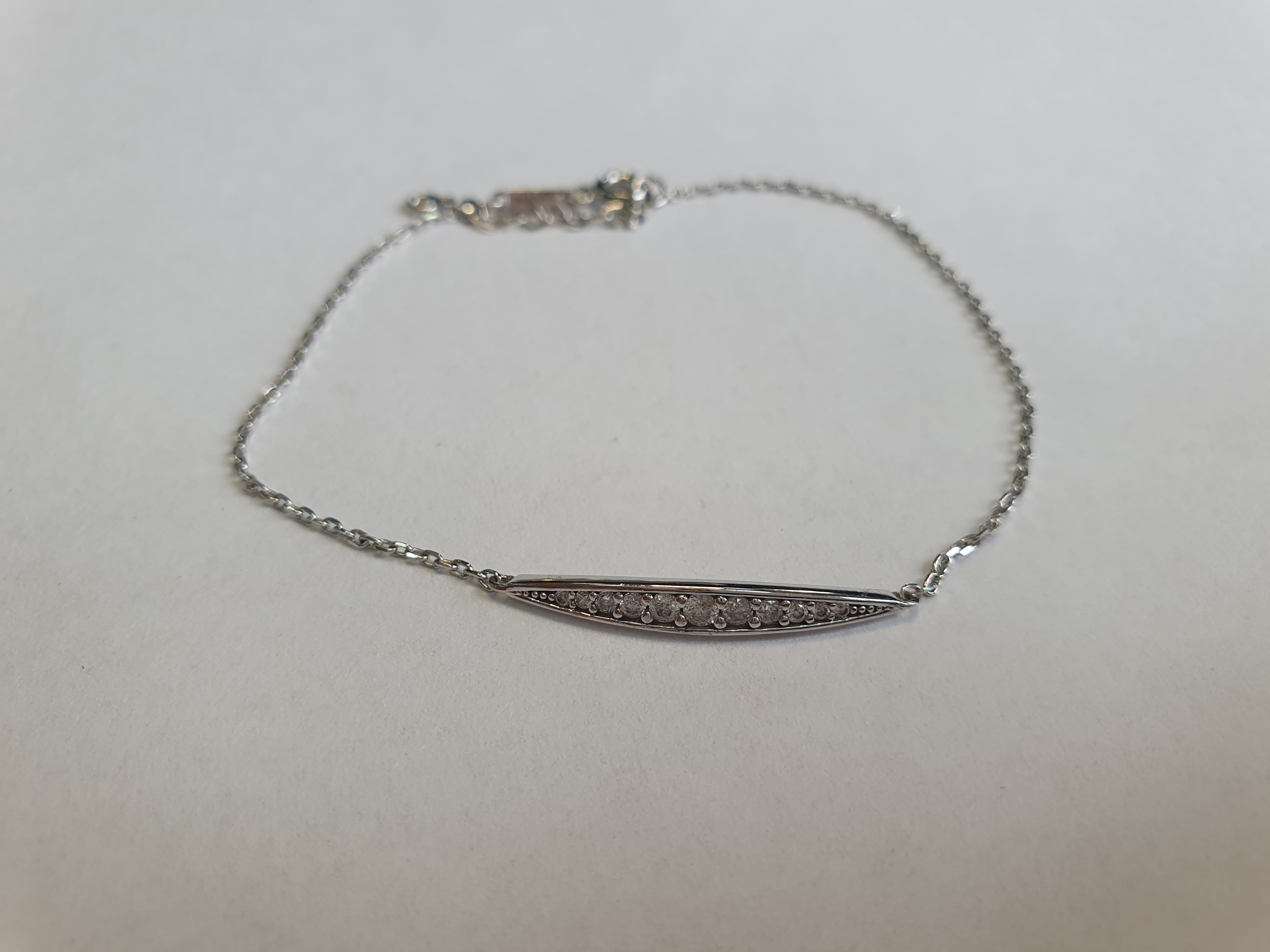 Bijuterii din argint de 925‰ - pret cuprins intre 23 lei/g - 25 lei/g - cantitate 144,46 g
Bijuterii din aur de 375‰, 585‰ , 750‰ - pret cuprins intre de 270 lei/g - 570 lei/g cantitate 16,61 g
1 inel aur 585‰ model tip logodna cu 2 diamante naturale cca. 0,08ct, greutate 1,92 gr. Bunul este evaluat per piesă.
1 bratara aur 750‰ cu 69 diamante naturale cca 3.45 ct, greutate 8,22 gr. Bunul este evaluat per piesă.