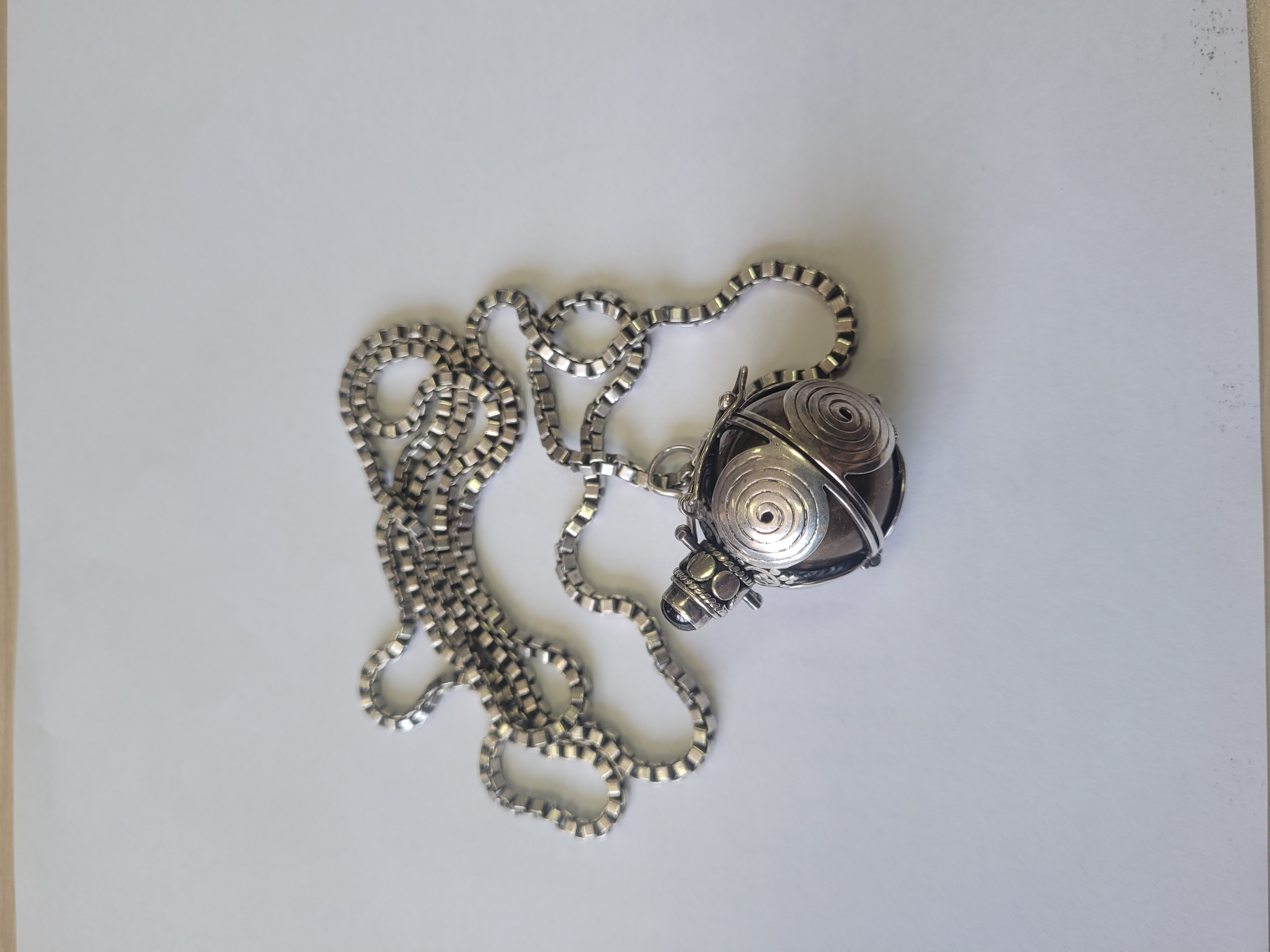 Bijuterii din argint de 800 ‰, 925‰ - pret cuprins între 20 lei/g - 25 lei/g - cantitate 95,26 g
Bijuterii din aur de 585‰ - pret 450 lei/g - cantitate 4,49 g
1 inel aur 585‰ cu 1 diamant natural cca. 0,01ct, greutate brută 0,97 g. Bunul este evaluat per piesă.
1 inel aur 585‰ cu 1 diamant natural cca. 0,01ct, greutate brută 1,01 g. Bunul este evaluat per piesă.