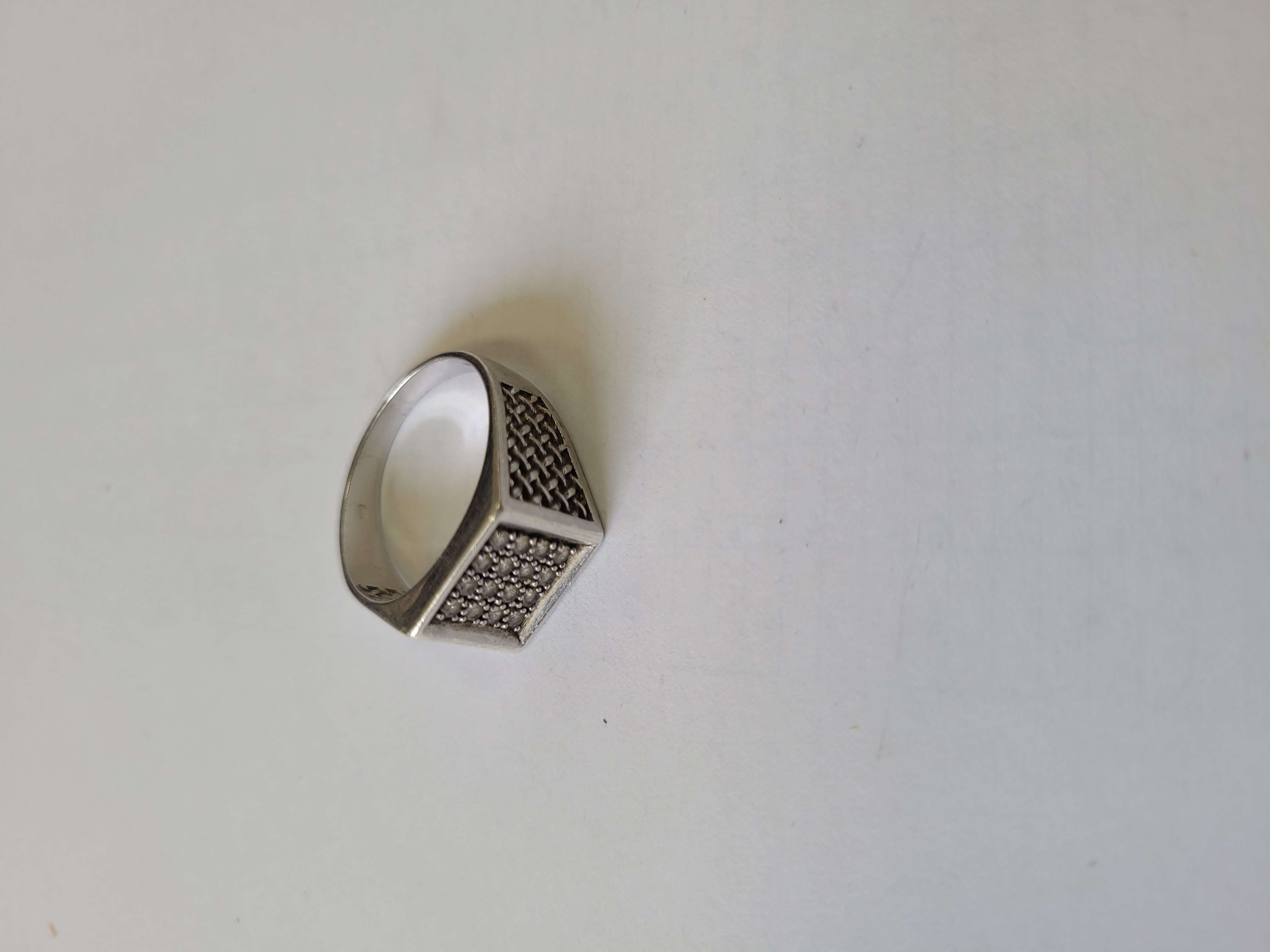 Bijuterii din argint de 925‰, - pret cuprins între
23 lei/g - 25 lei/g - cantitate 59,42 g
Bijuterii din aur de 585‰ - pret cuprins între 430 lei/g - 450 lei/g, cantitate 7,63 g