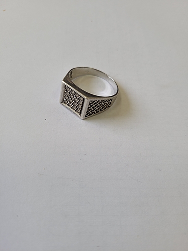 Bijuterii din argint de 925‰, - pret cuprins între   
23 lei/g - 25 lei/g - cantitate 59,42 g
Bijuterii din aur de 585‰  - pret cuprins între 430 lei/g - 450 lei/g, cantitate 7,63 g