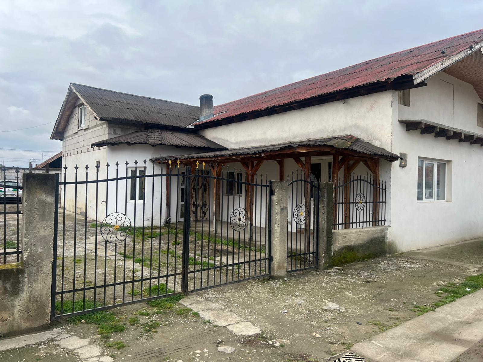 Locuință 77 mp și teren curți construcții de 302 mp - loc. Sebeș - jud. Alba