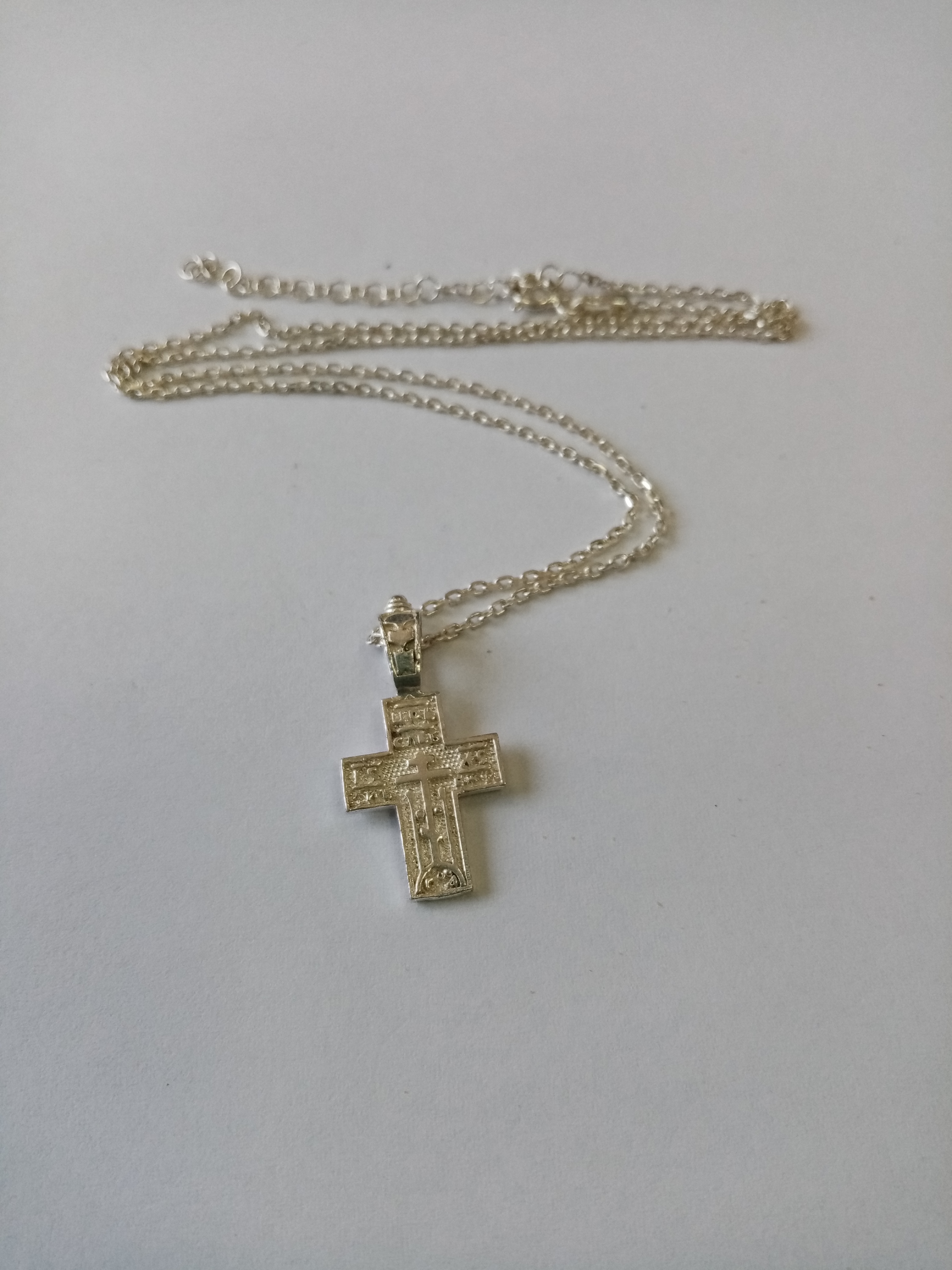 Bijuterii din argint de 925‰, - pret cuprins între  18 lei/g - 23 lei/g - cantitate 186,10 g
Bijuterii din aur de 585‰, 750‰ - pret cuprins între 
390 lei/g 530 lei/g - cantitate 23 g
1 lanț argint 925‰, model tip zale 2,14 gr, 1 pandantiv argint sub titlul legal admis 1,38 gr.  Bunul este evaluat per piesă