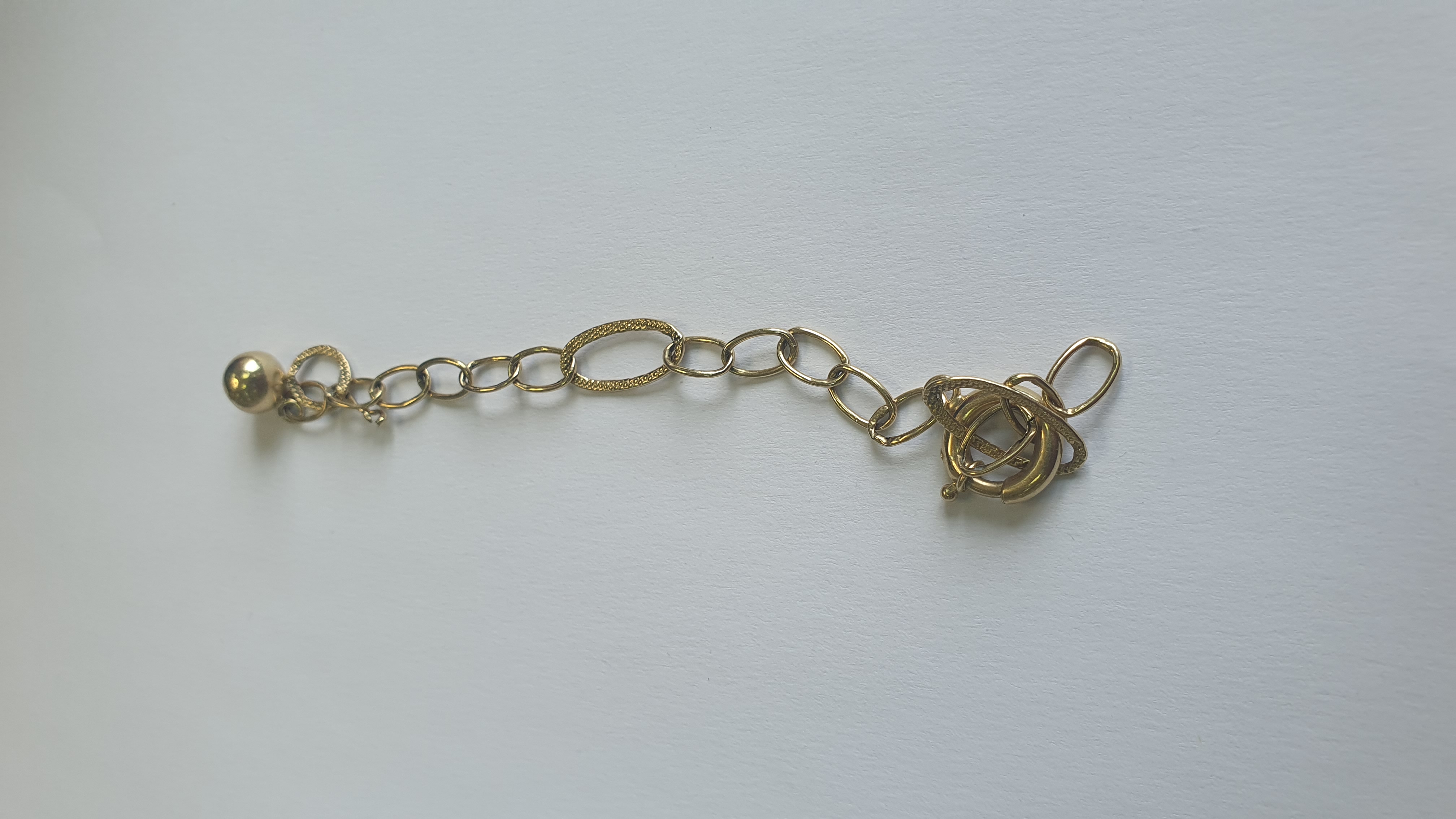 Bijuterii din argint de 925‰, - pret cuprins între 17 lei/g - 23 lei/g - cantitate 191,62 g
Bijuterii din aur de 375 ‰, 585‰ - pret cuprins între 280 lei/g - 430 lei/g - cantitate 18,04 g
1 inel aur 750‰, model tip solitar cu 1 diamant natural cca 0.23ct, greutate bruta 2,13 gr. Bunul este evaluat per piesă