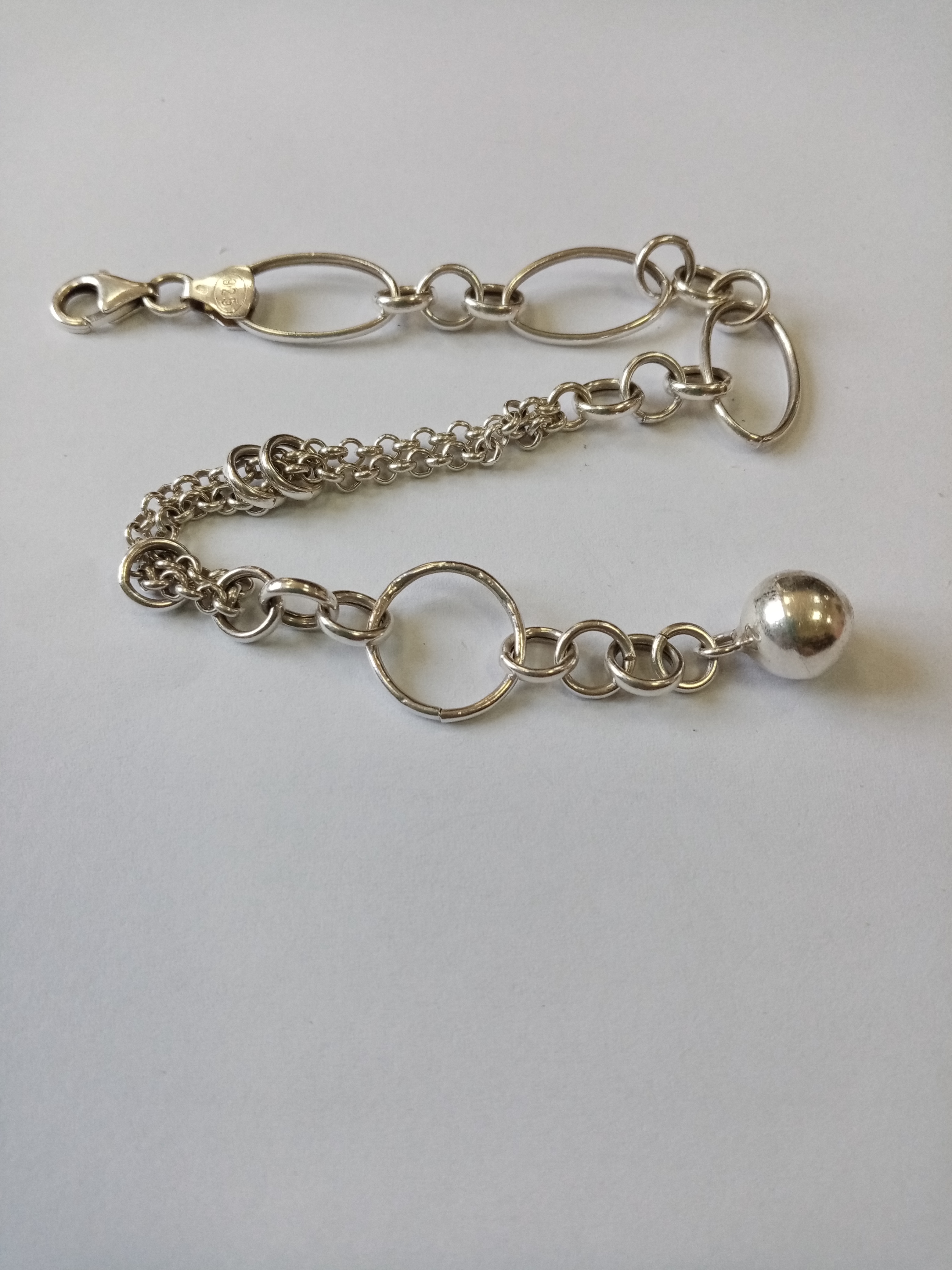 Bijuterii din argint de 925‰, - pret cuprins între  18 lei/g - 23 lei/g - cantitate 186,10 g
Bijuterii din aur de 585‰, 750‰ - pret cuprins între 
390 lei/g 530 lei/g - cantitate 23 g
1 lanț argint 925‰, model tip zale 2,14 gr, 1 pandantiv argint sub titlul legal admis 1,38 gr.  Bunul este evaluat per piesă