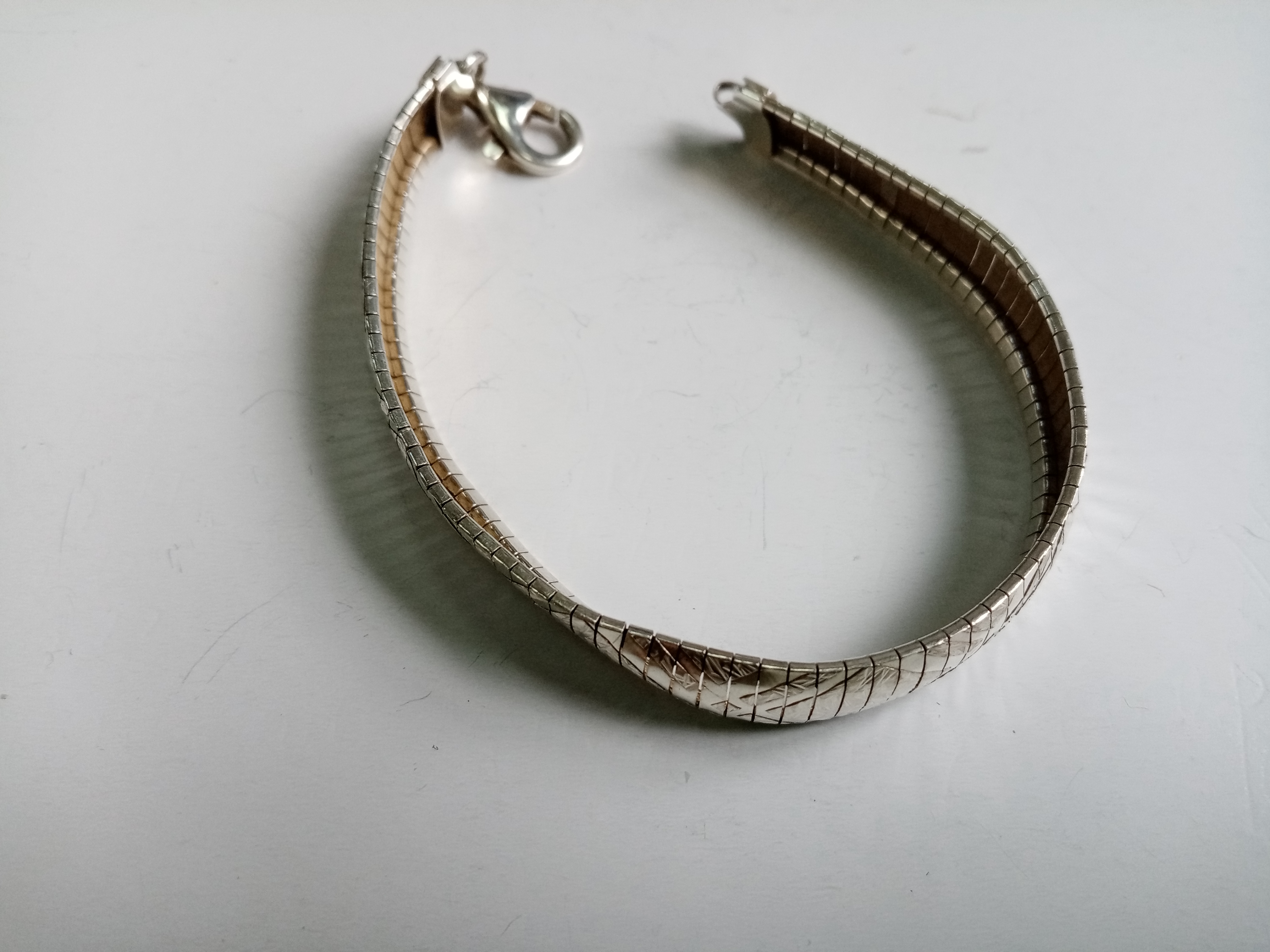 Bijuterii din argint de 925‰, - pret cuprins între   
10 lei/g - 30 lei/g - cantitate 47,02 g
Bijuterii din aur de 585‰ - pret 430 lei/g - cantitate 0,47 g