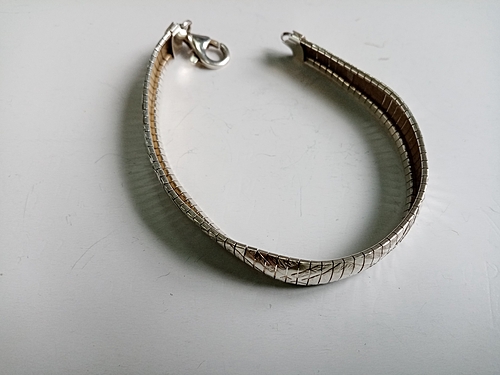 Bijuterii din argint de 925‰, - pret cuprins între   
10 lei/g - 30 lei/g - cantitate 47,02 g
Bijuterii din aur de 585‰ - pret 430 lei/g - cantitate 0,47 g