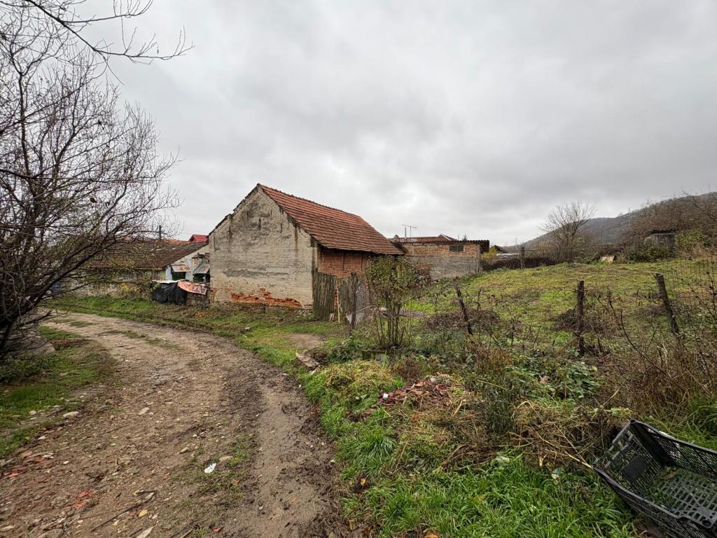 Acces pe drum de pamant spre curte si anexe