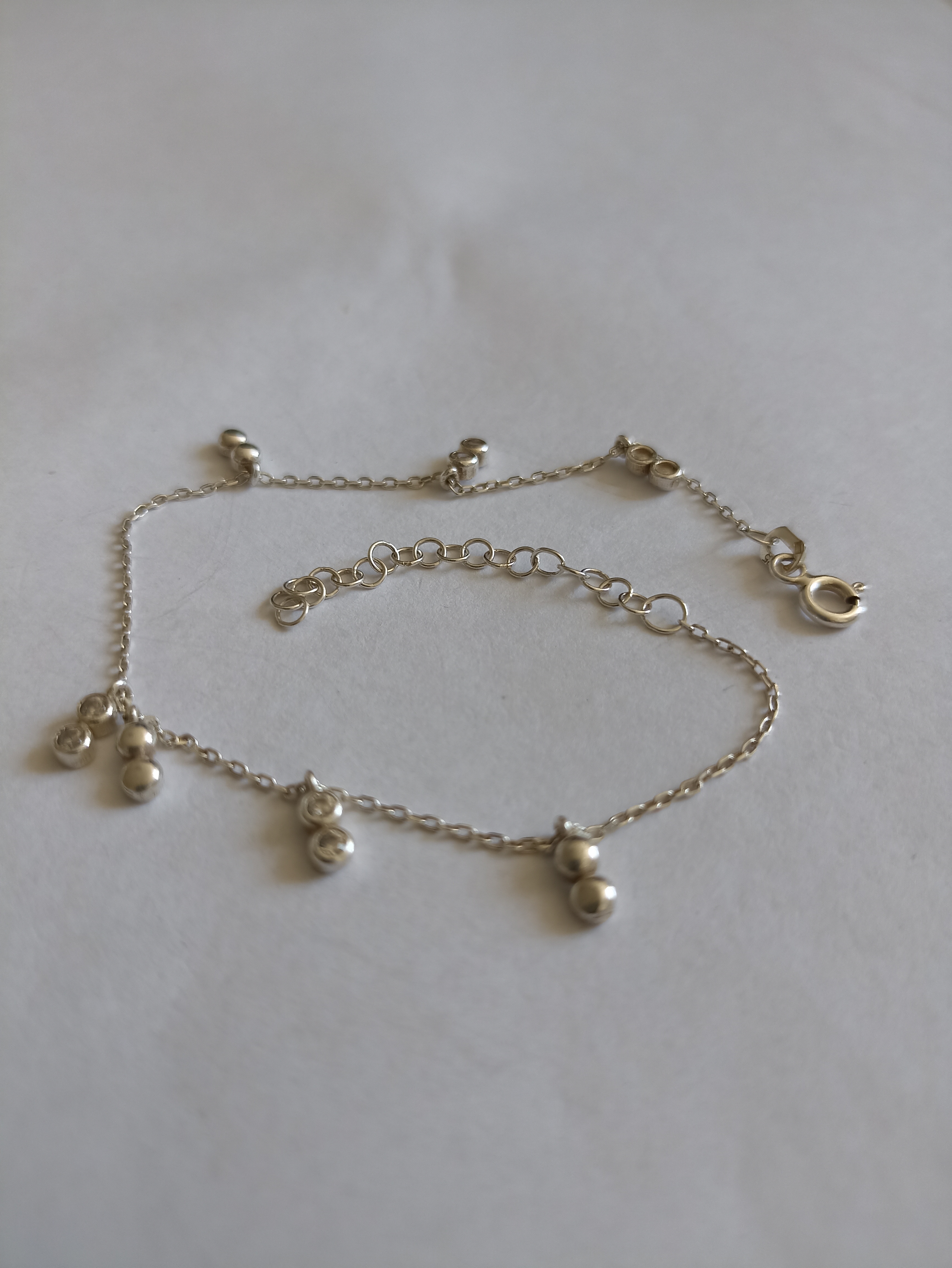 Bijuterii din argint de 925‰ - pret cuprins între
23 lei/g - 25 lei/g - cantitate 201,04 g
Bijuterii din aur de 585‰, 750‰ - pret cuprins între
430 lei/g - 570 lei/g - cantitate 17,14 g
1 inel aur 375‰, model cu 10 diamante naturale, cca. 0,1 ct, greutate 2,32 gr. Bunul este evaluat per piesă