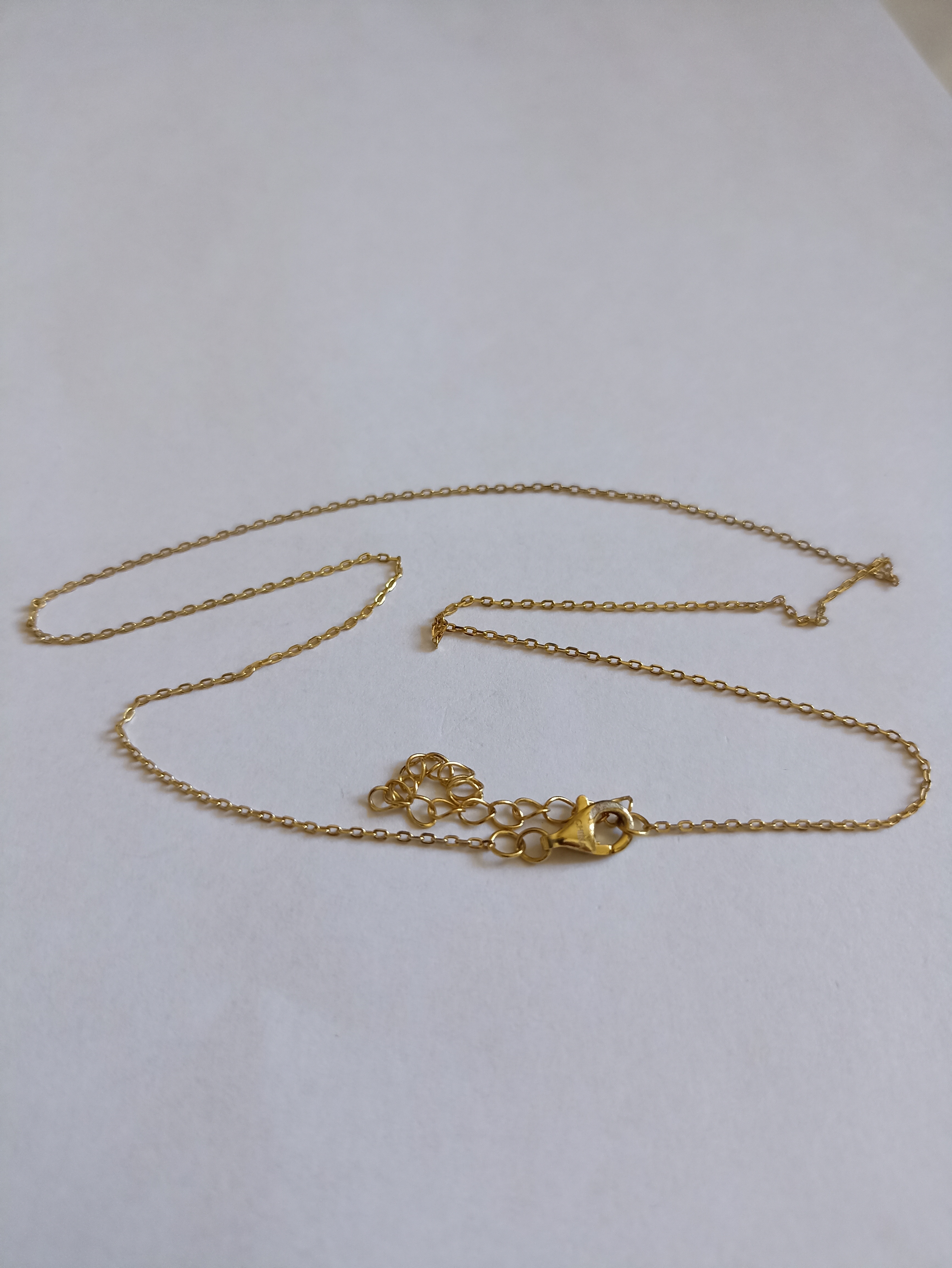 Bijuterii din argint de 925‰ - pret cuprins între 
23 lei/g - 25 lei/g - cantitate 148,95 g
Bijuterii din aur de 585‰ - pret cuprins între 430 lei/g - 450 lei/g - cantitate 7,75 g
1 inel aur 585‰, cu 33 diamante cca. 0,16 ct, greutate 3,67 gr.  Bunul este evaluat per piesă