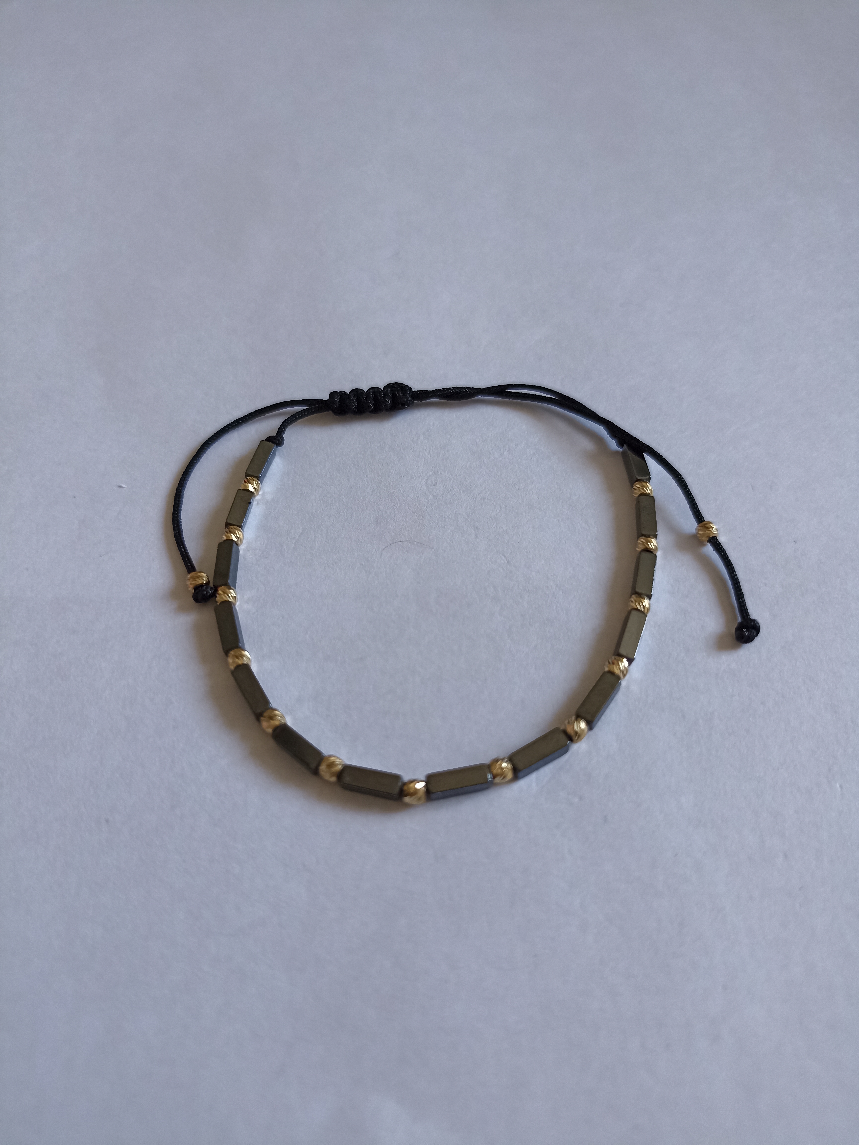 Bijuterii din argint de 925‰ - pret cuprins între 
23 lei/g - 25 lei/g - cantitate 148,95 g
Bijuterii din aur de 585‰ - pret cuprins între 430 lei/g - 450 lei/g - cantitate 7,75 g
1 inel aur 585‰, cu 33 diamante cca. 0,16 ct, greutate 3,67 gr.  Bunul este evaluat per piesă