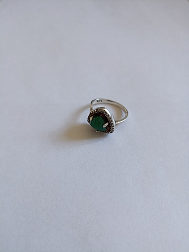 Bijuterii din argint de 925‰ - pret cuprins între 
23 lei/g - 25 lei/g - cantitate 148,95 g
Bijuterii din aur de 585‰ - pret cuprins între 430 lei/g - 450 lei/g - cantitate 7,75 g
1 inel aur 585‰, cu 33 diamante cca. 0,16 ct, greutate 3,67 gr.  Bunul este evaluat per piesă