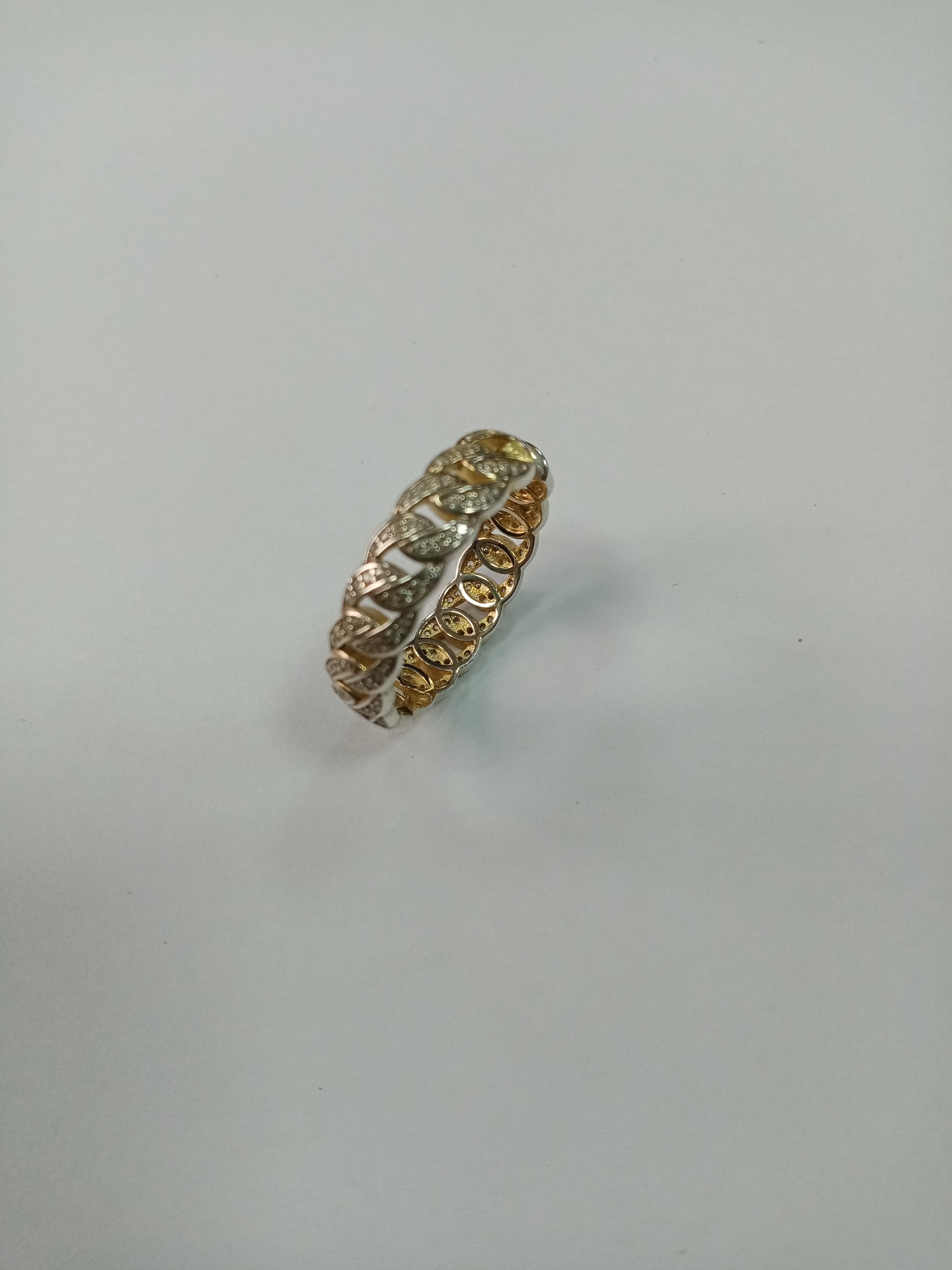 Bijuterii din argint de 925‰ - pret cuprins între 25 lei/g - 28 lei/g - cantitate 165,43 g
Bijuterii din aur de 585‰ - pret cuprins intre 470 lei/g- 520 lei/g - cantitate 10,35 g
1 ceas din metal galben - aur 585‰ cu cadran rotund mic inscriptionat în interior Prestige/Quartz si bratara cu gliduri,remontor metal comun, greutate brută 12,02 g, greutate neta 8.50 g Bunul este evaluat per piesă.
1 inel din metal alb, argint 925‰,  model tip verigheta cu pietre incolore (diamante) dispuse intr-o aplicatie tip cruce, greutate 16,57 g. Bunul este evaluat per piesă.