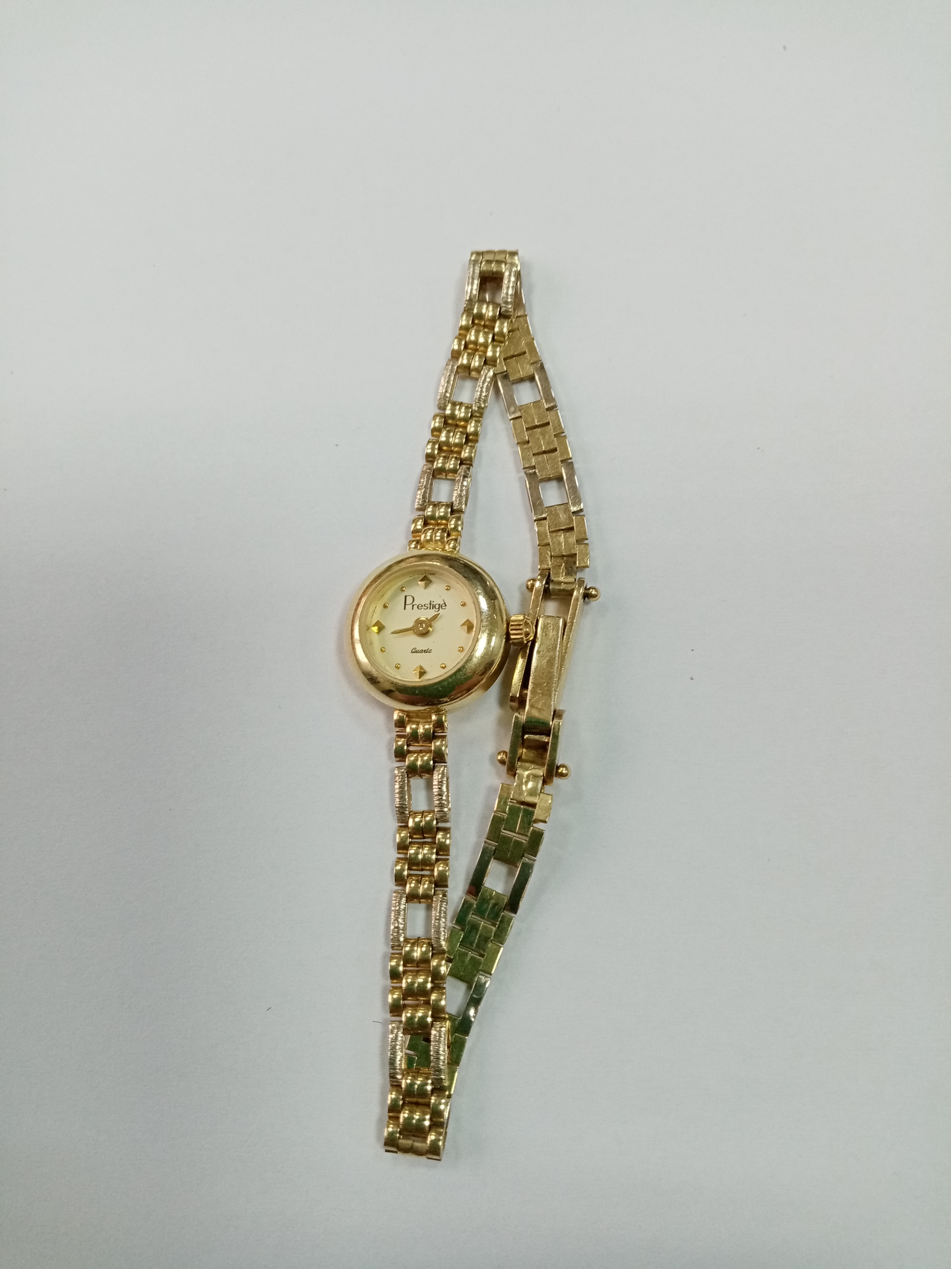 Bijuterii din argint de 925‰ - pret cuprins între 25 lei/g - 28 lei/g - cantitate 165,43 g
Bijuterii din aur de 585‰ - pret cuprins intre 470 lei/g- 520 lei/g - cantitate 10,35 g
1 ceas din metal galben - aur 585‰ cu cadran rotund mic inscriptionat în interior Prestige/Quartz si bratara cu gliduri,remontor metal comun, greutate brută 12,02 g, greutate neta 8.50 g Bunul este evaluat per piesă.
1 inel din metal alb, argint 925‰,  model tip verigheta cu pietre incolore (diamante) dispuse intr-o aplicatie tip cruce, greutate 16,57 g. Bunul este evaluat per piesă.