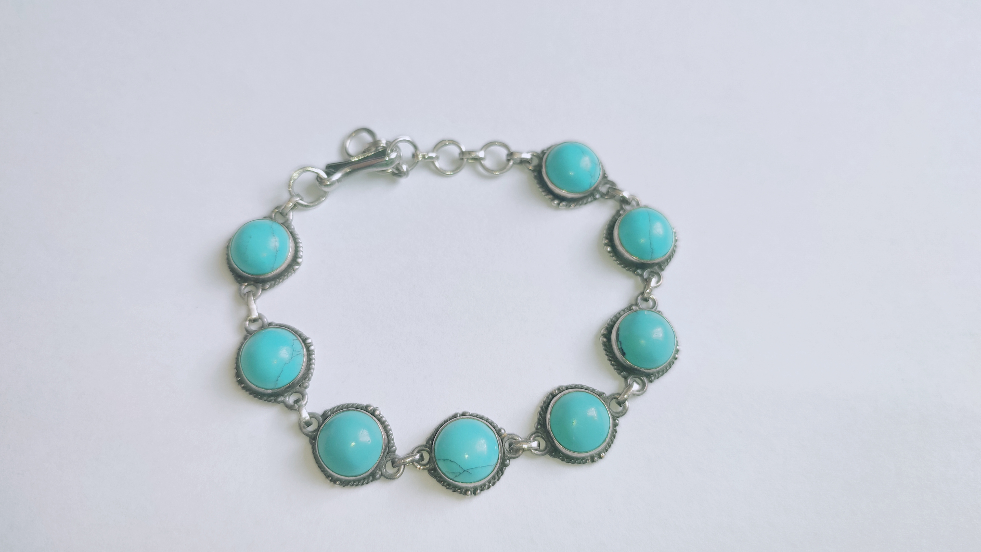 Bijuterii din argint de 925‰ - pret 25 lei/g - cantitate 57,79 g
Bijuterii din aur de 585‰  - pret de 450 lei/g - cantitate 12,70 g
1 bratara aur 750‰ cu 1 diamant natural cca. 0,01ct, greutate 1,40 gr. Bunul este evaluat per piesă.
1 cercel aur 585‰ cu 29 diamante naturale cca 0.67 ct, greutate 1,72 gr. Bunul este evaluat per piesă.