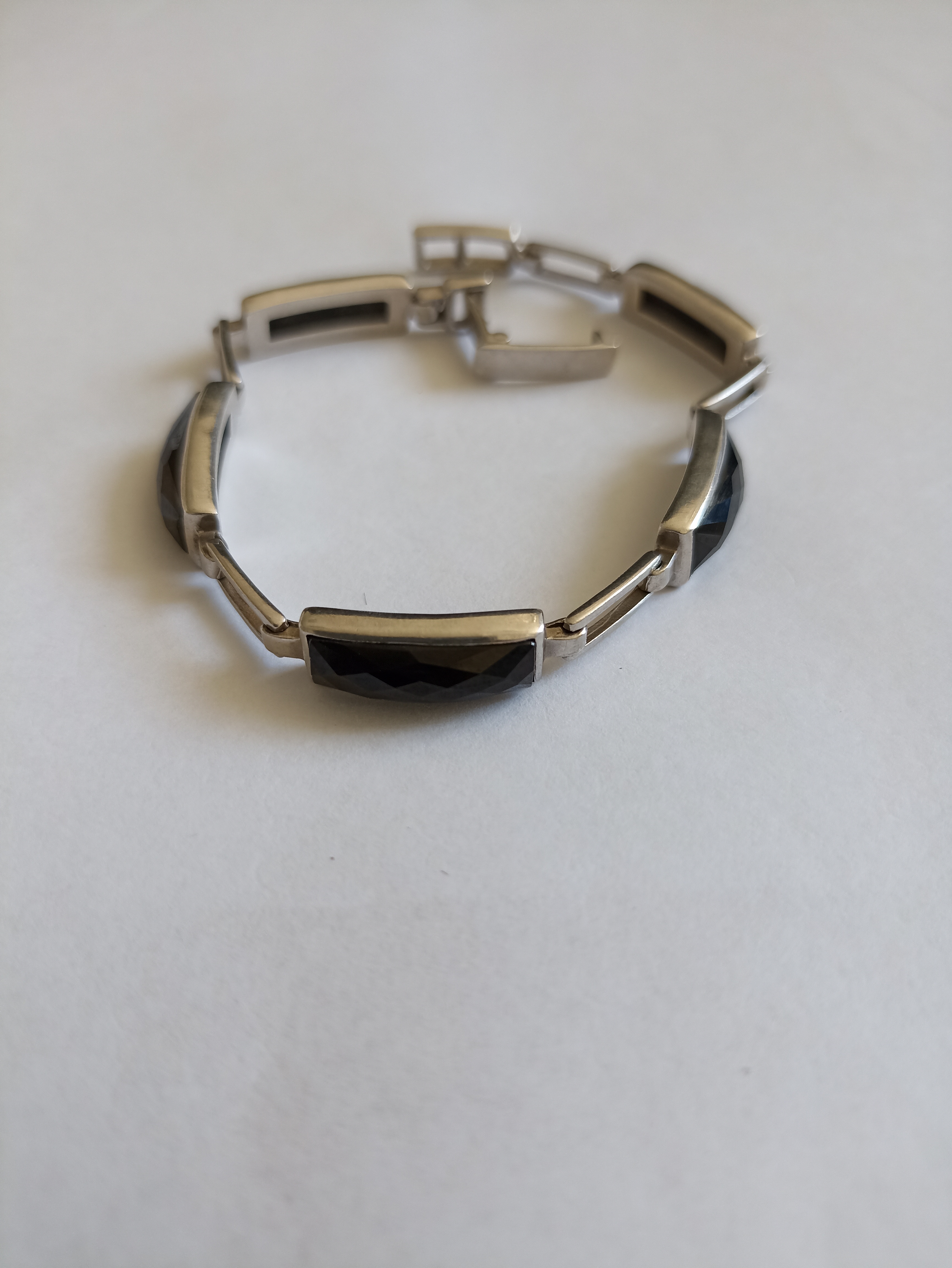 Bijuterii din argint de 925‰ - pret cuprins între
23 lei/g - 25 lei/g - cantitate 201,04 g
Bijuterii din aur de 585‰, 750‰ - pret cuprins între
430 lei/g - 570 lei/g - cantitate 17,14 g
1 inel aur 375‰, model cu 10 diamante naturale, cca. 0,1 ct, greutate 2,32 gr. Bunul este evaluat per piesă