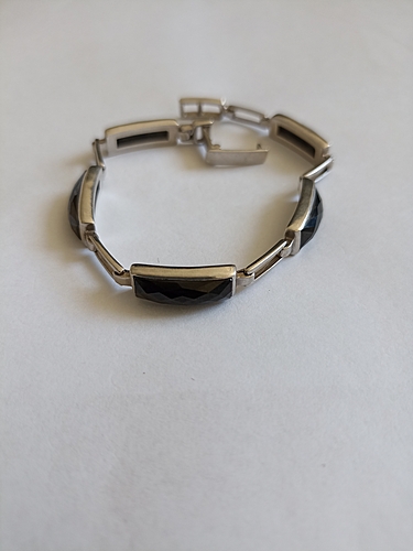 Bijuterii din argint de 925‰ - pret cuprins între 
23 lei/g - 25 lei/g - cantitate 201,04 g
Bijuterii din aur de 585‰, 750‰ - pret cuprins între 
430 lei/g - 570 lei/g - cantitate 17,14 g
1 inel aur 375‰, model cu 10 diamante naturale, cca. 0,1 ct, greutate 2,32 gr.  Bunul este evaluat per piesă