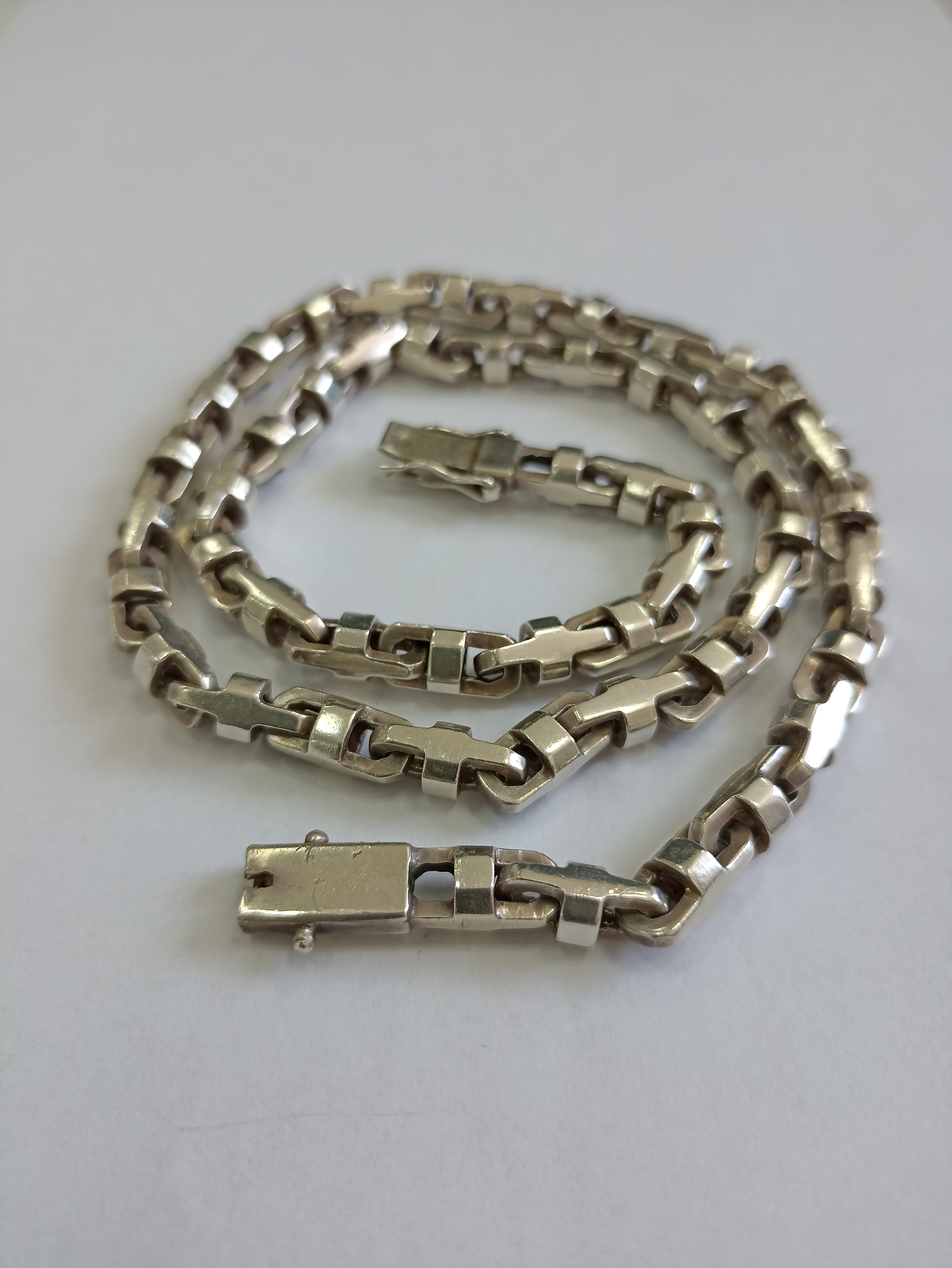 Bijuterii din argint de 800‰, 925‰ - pret cuprins între 23 lei/g - 25 lei/g - cantitate 357,36 g
Bijuterii din aur de 585‰, 750‰ - pret cuprins între 
450 lei/g - 570 lei/g - cantitate 3,12 g
1 pandantiv argint 925‰, model oval cu 1 diamant naturale, cca. 0,01 ct, greutate 2,92 gr.  Bunul este evaluat per piesă