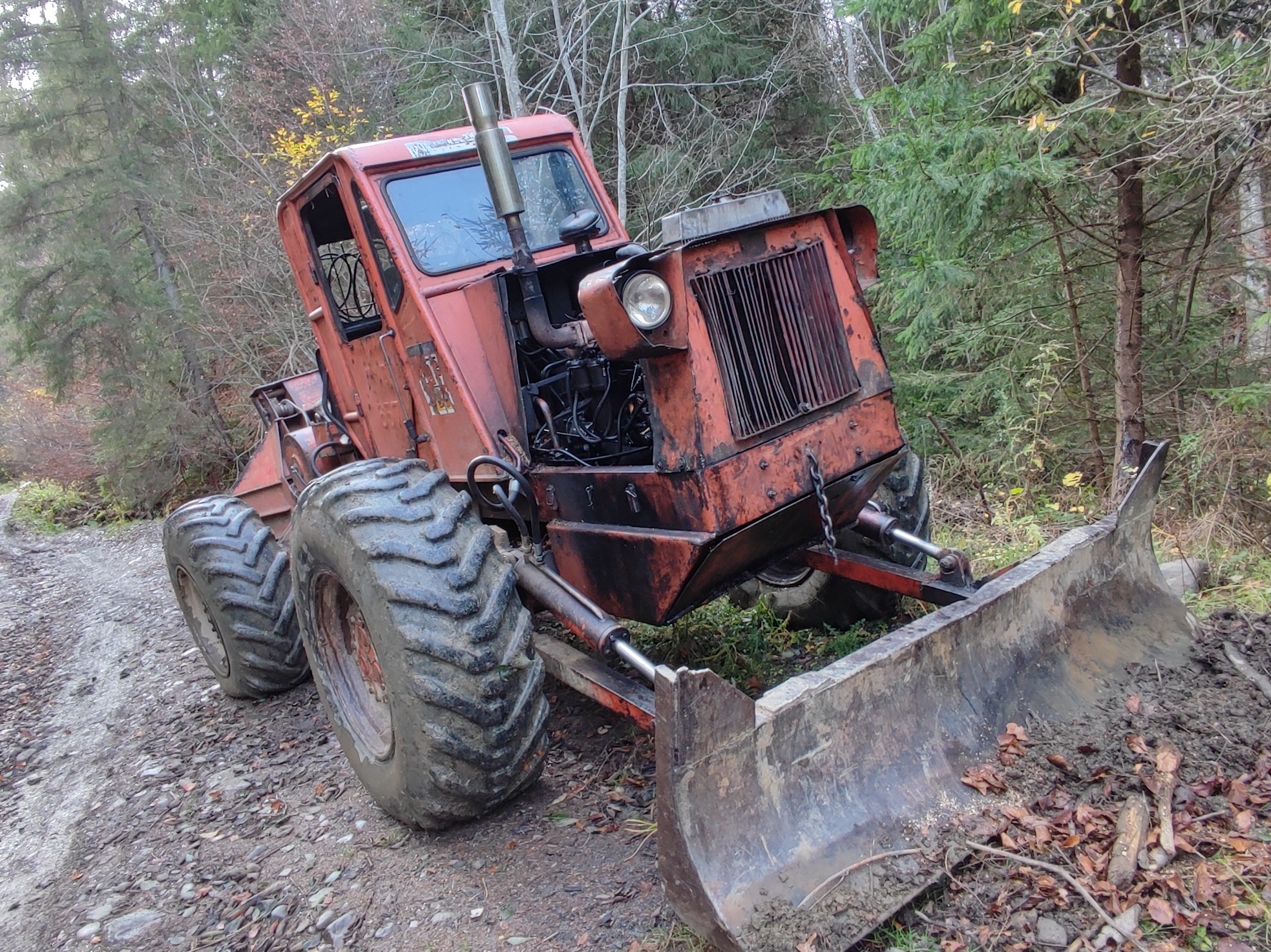 TAF FORESTIER (TRACTOR PE PNEURI) marca TAF FORESTIER culoare ROSU