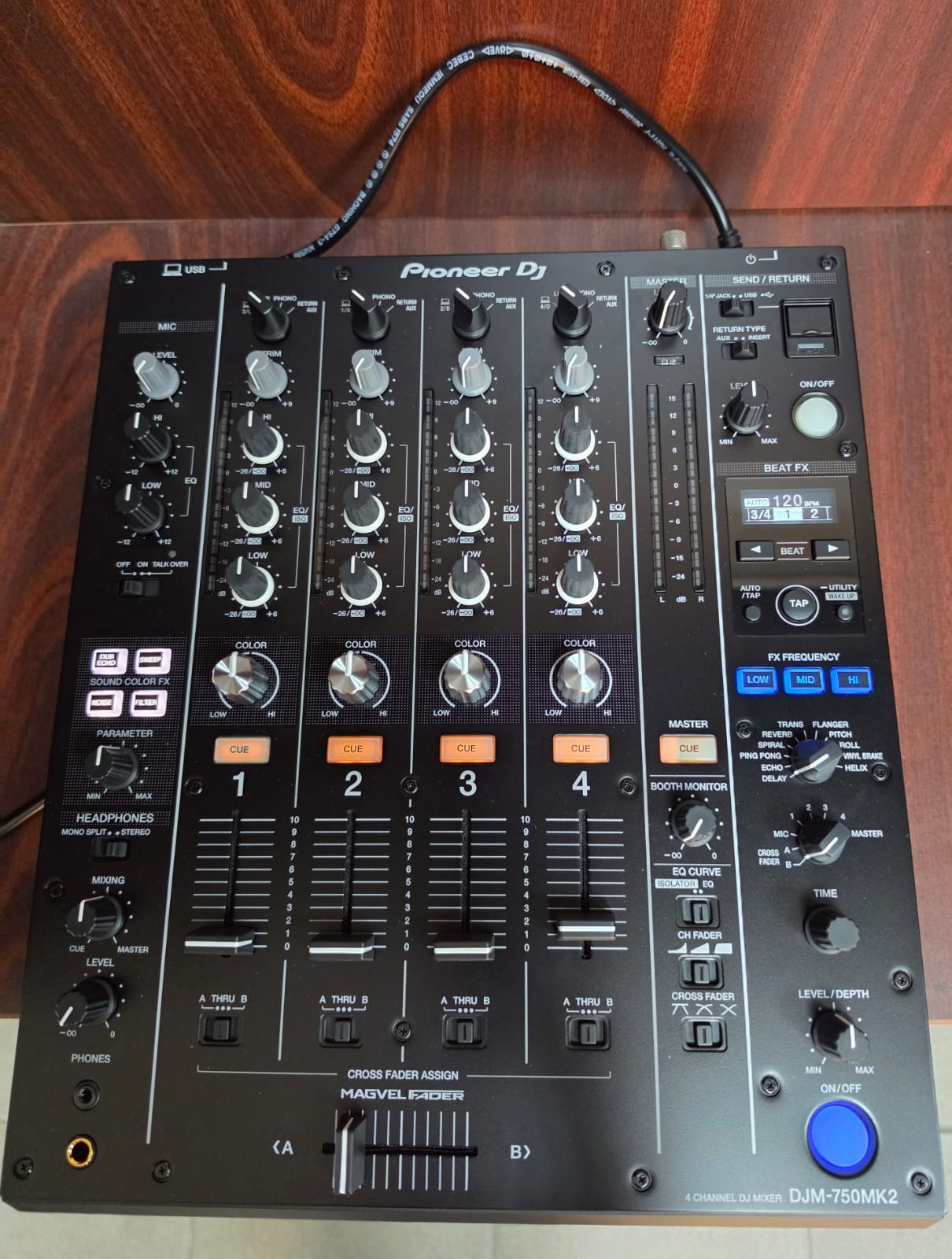 Mixer Pioneer DJ model DJM-750MK2