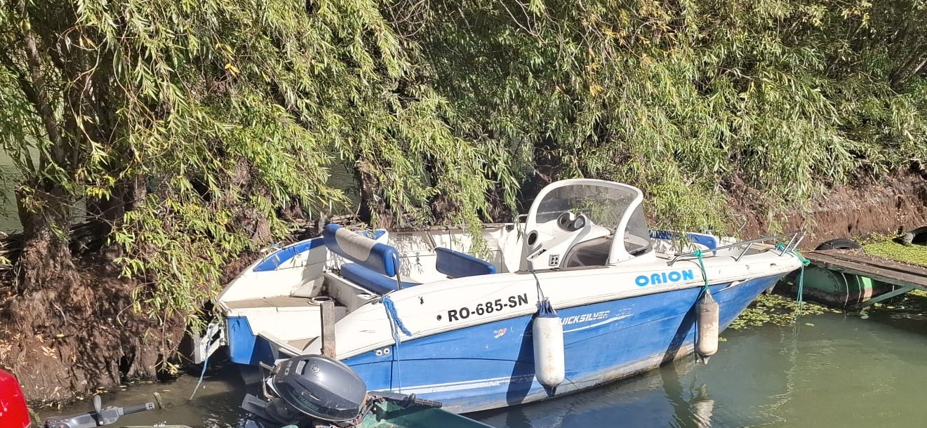 Barca cu motor marca QUICKSILVER model 600 COMMANDER culoare Alb