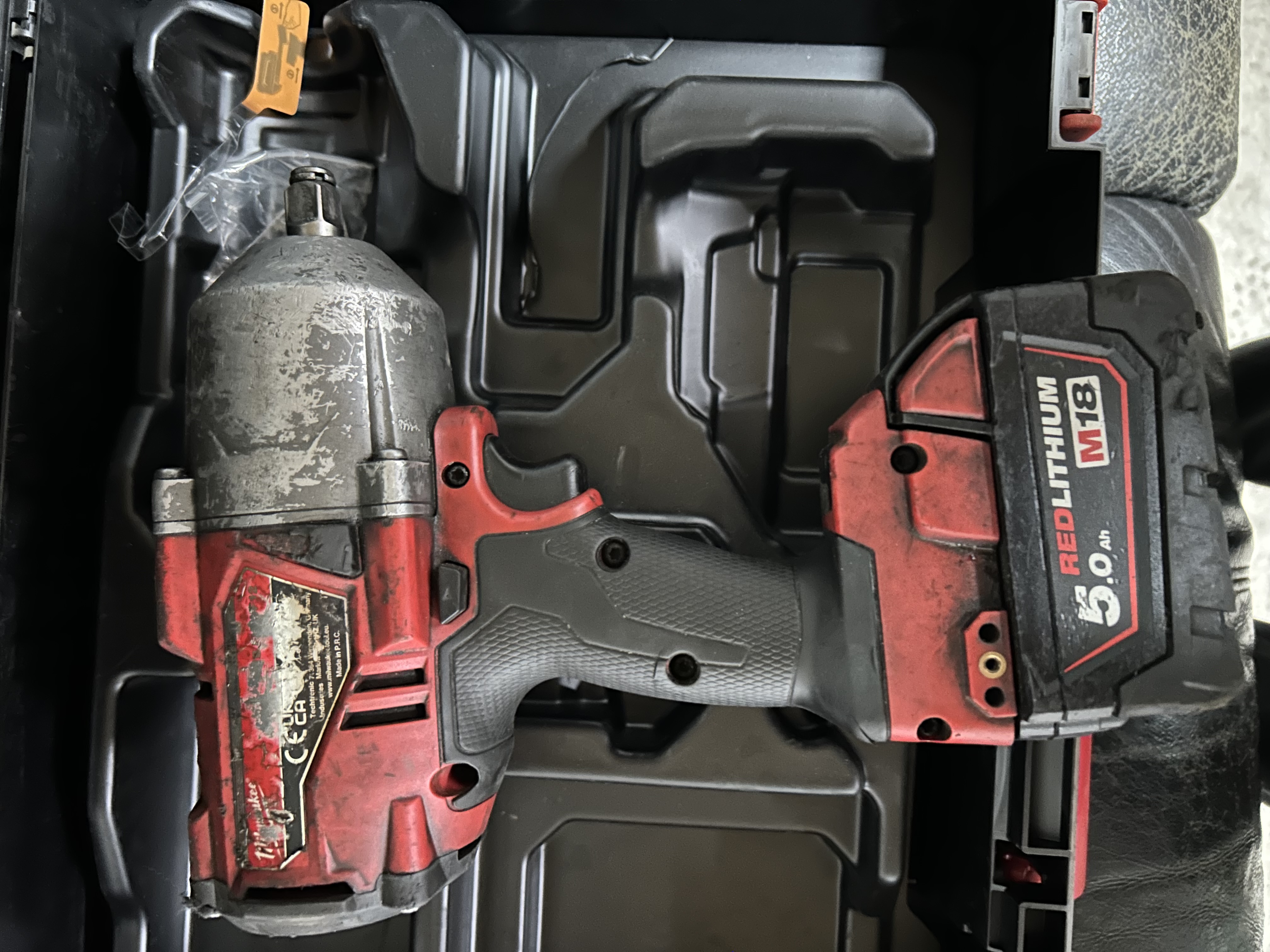 Pistol impact tangential marca Milwuakee cu acumulator 5 Ah
