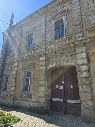 poza faţada.
Apartamentul nr.1 se află situat în partea stângă jos a imaginii.