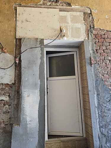 poza uşă intrare imobil